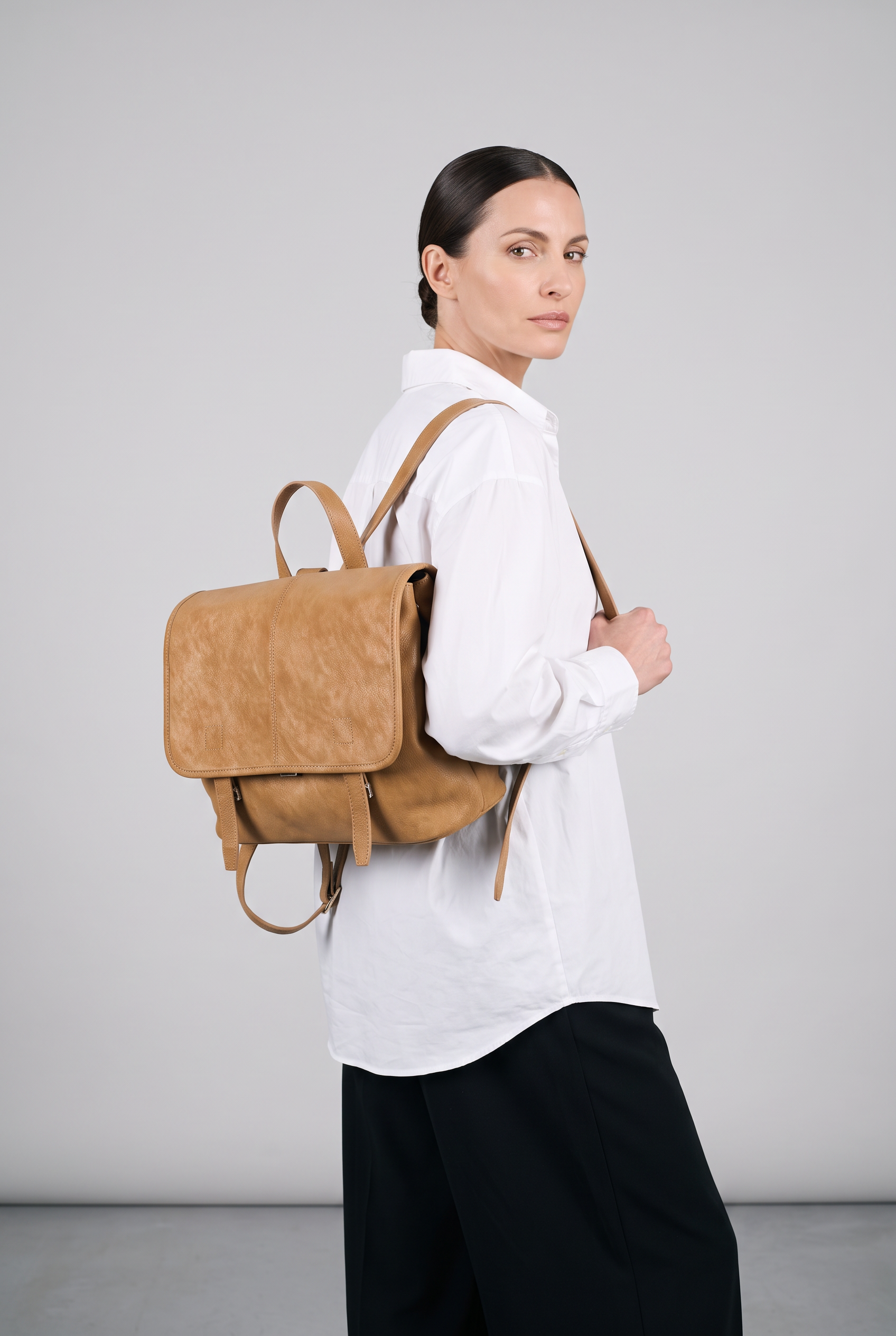 Sac à dos FREYA camel, porté, de face