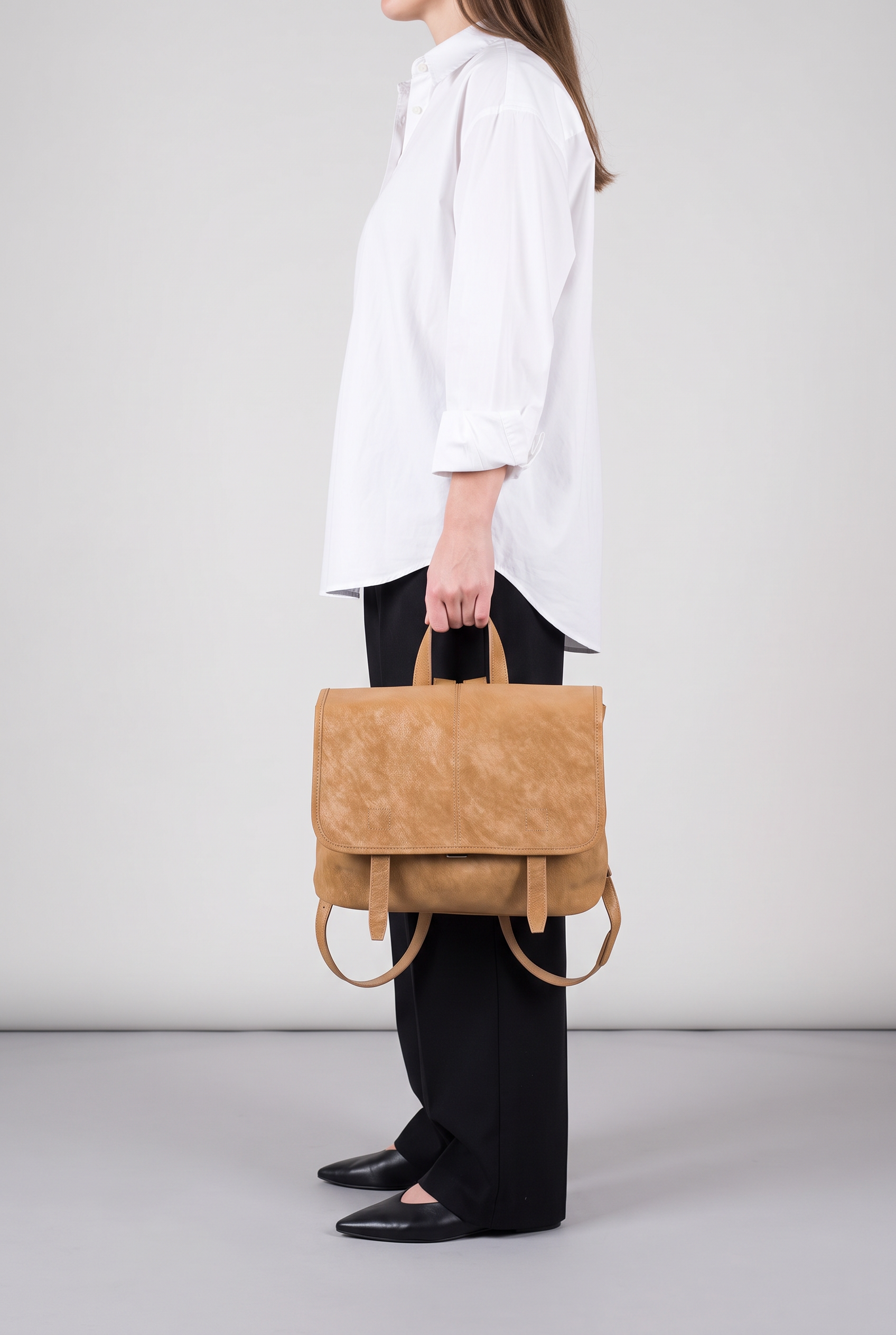 Sac à dos FREYA camel, porté à la main