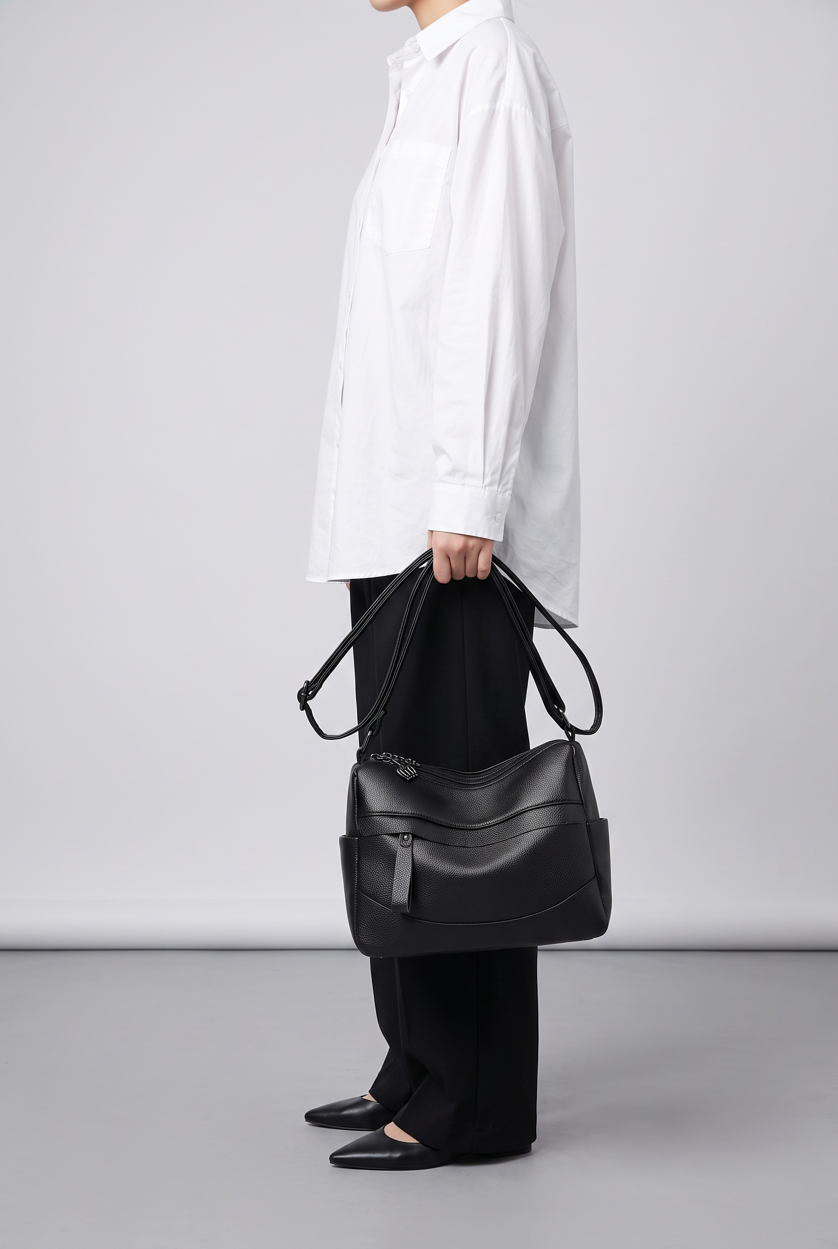 Sac EMMA noir, porté à la main