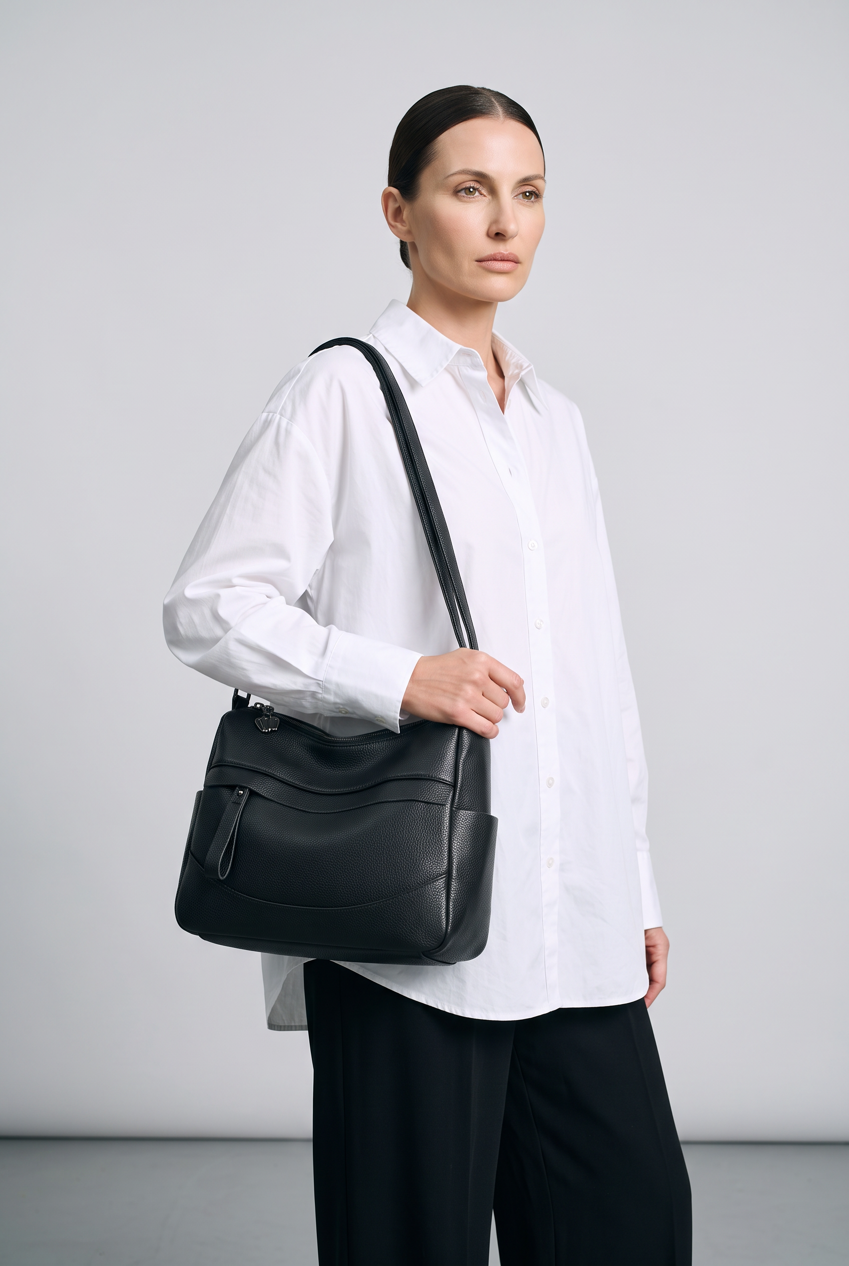 Sac EMMA noir, porté, de face
