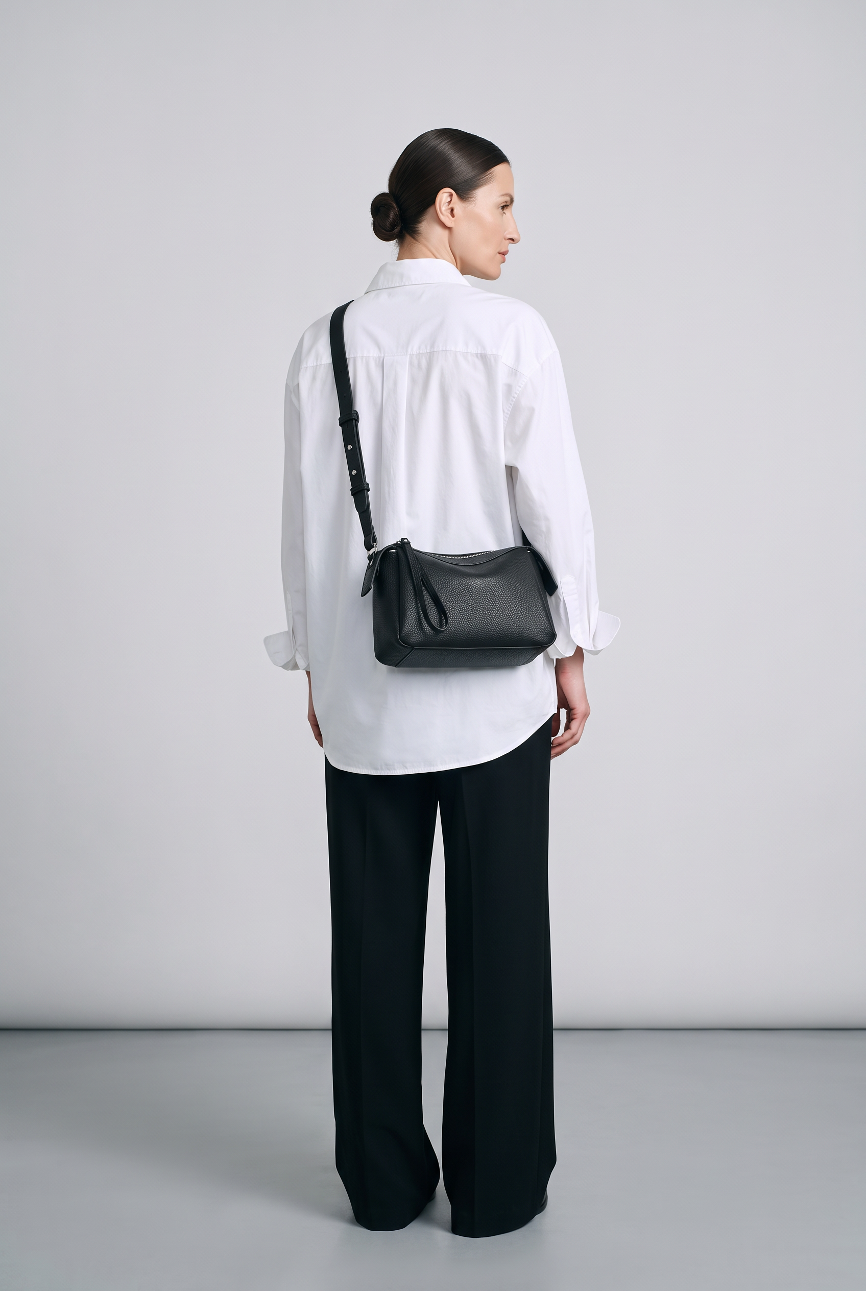 Sac NAOMI noir, porté, de dos