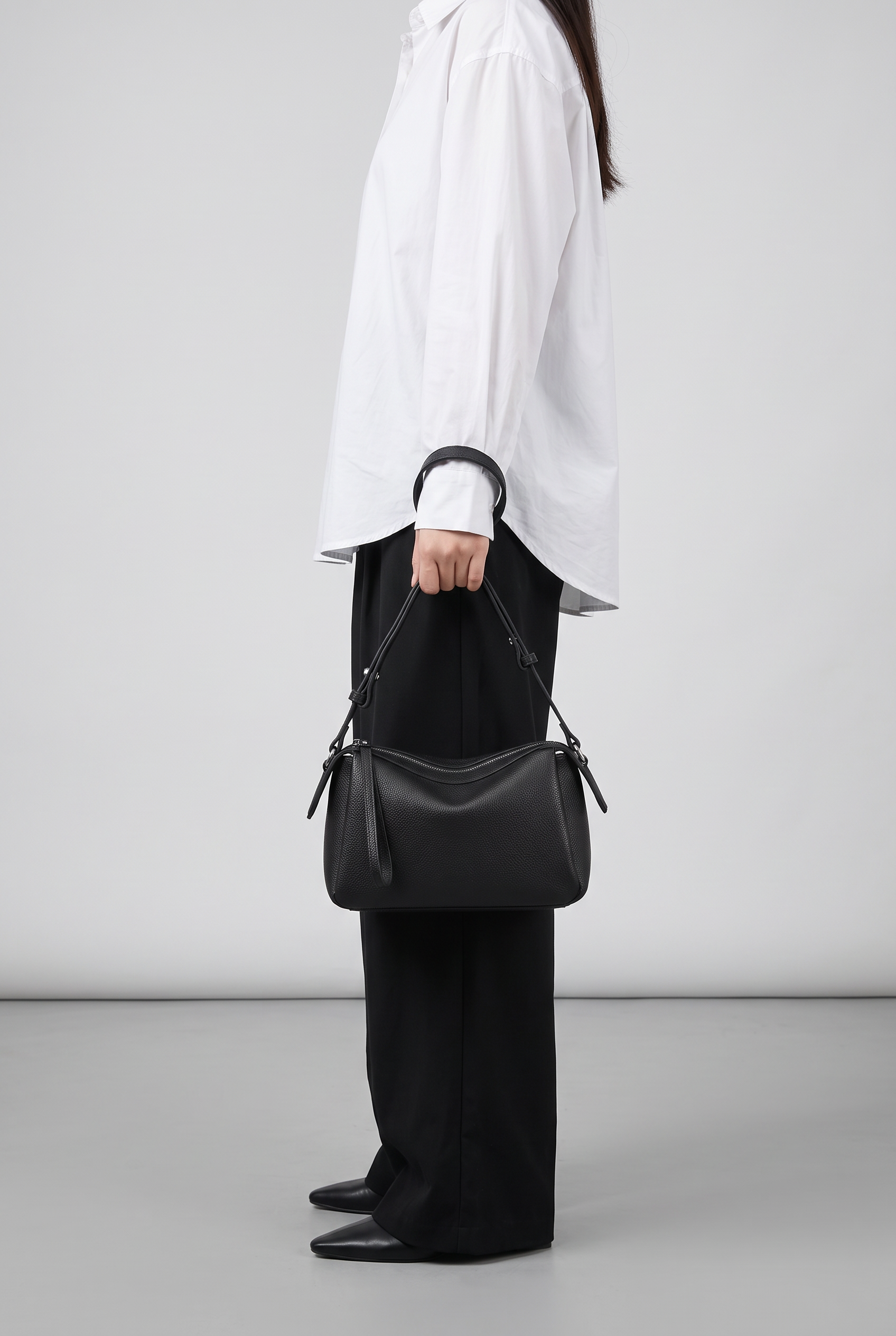 Sac NAOMI noir, porté à la main