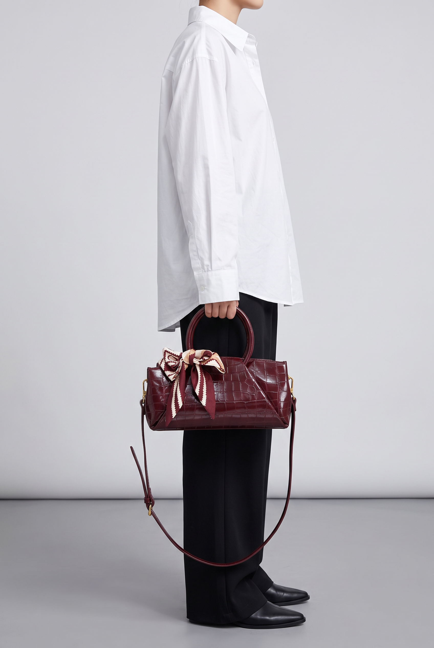 Sac SCARLETT rouge bordeaux, porté à la main