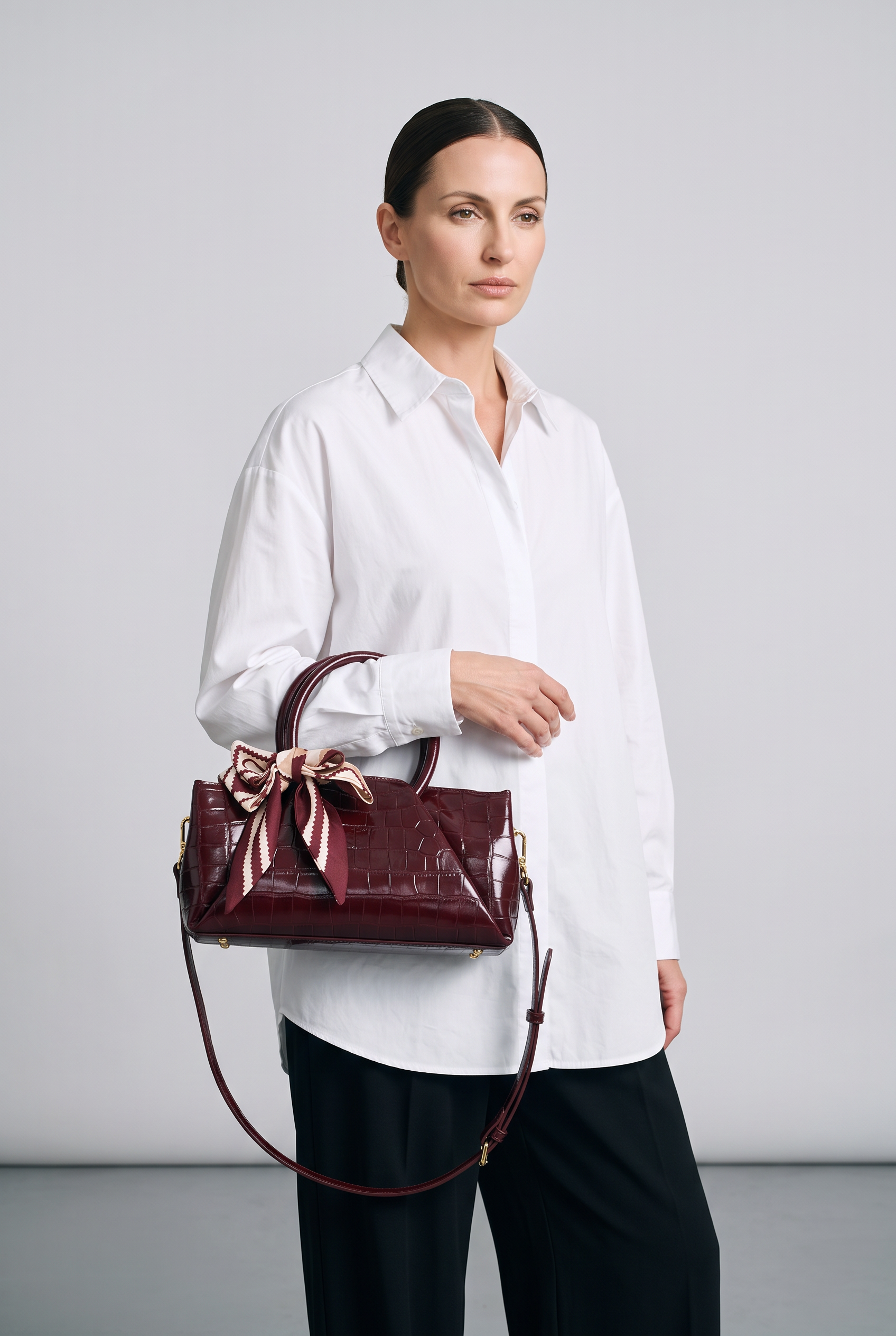 Sac SCARLETT rouge bordeaux, porté, de face