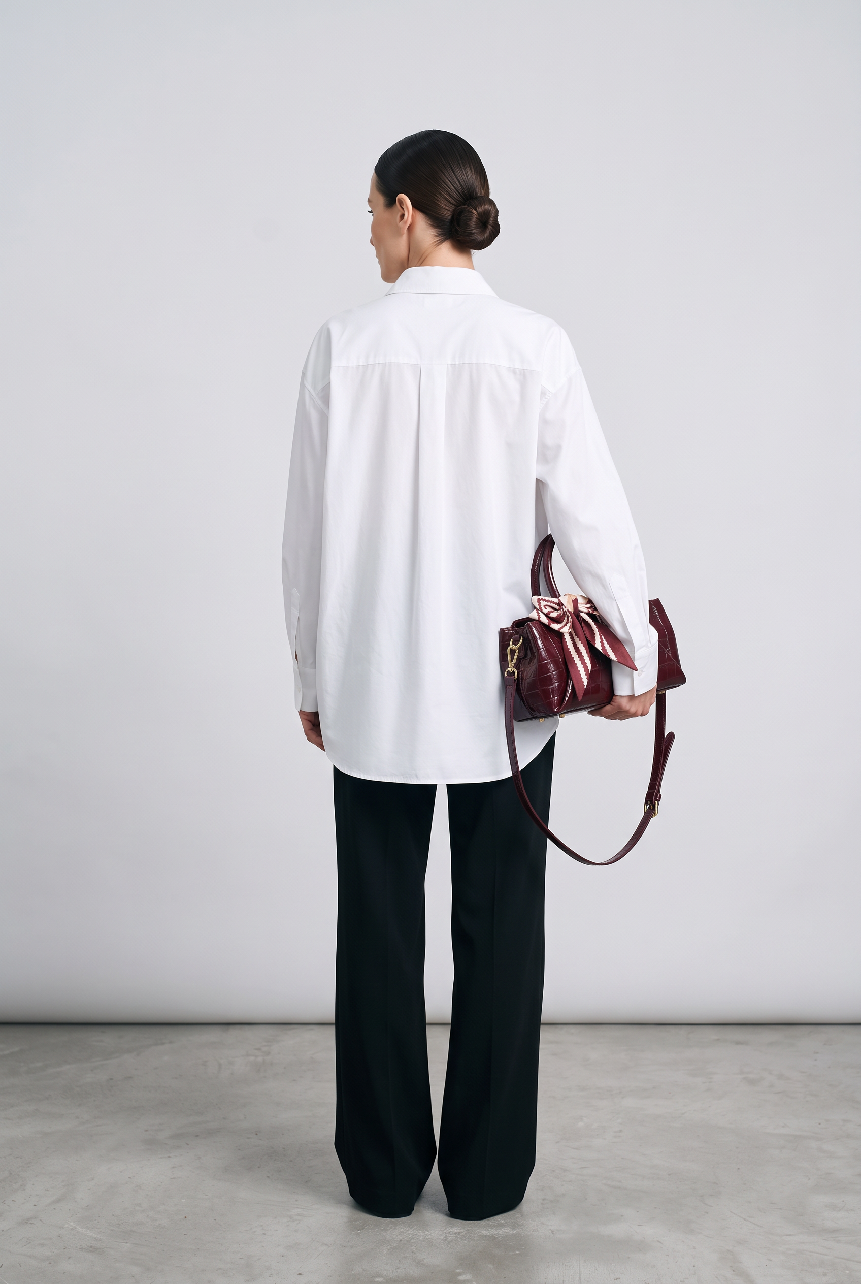 Sac SCARLETT rouge bordeaux, porté, de dos