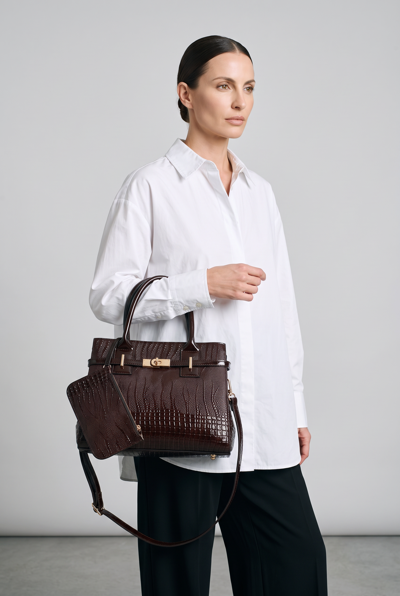 Sac AUDREY marron foncé, porté, de face