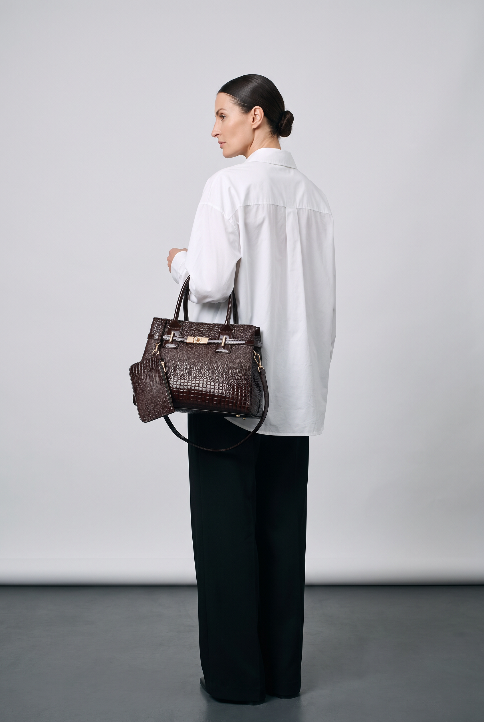 Sac AUDREY marron foncé, porté, de dos