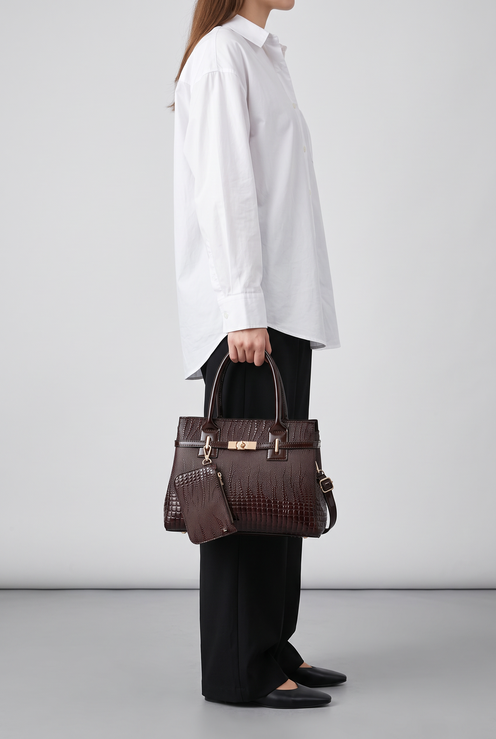 Sac AUDREY marron foncé, porté à la main