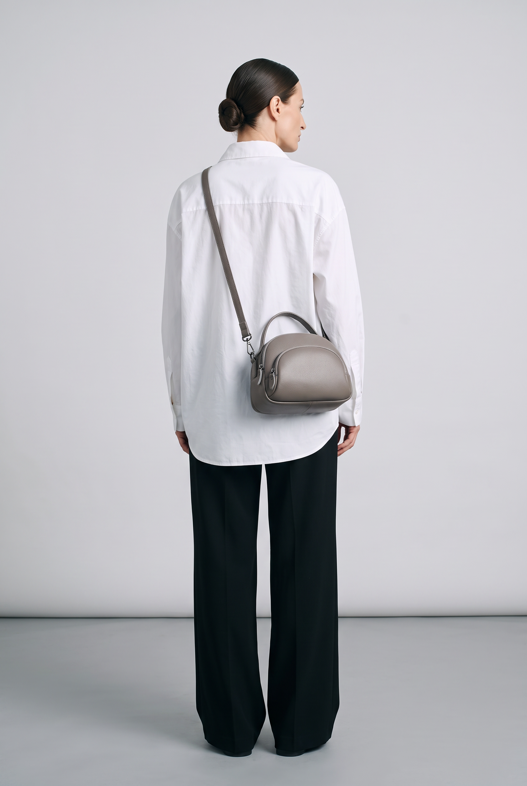 Sac CLEO gris, porté, de dos