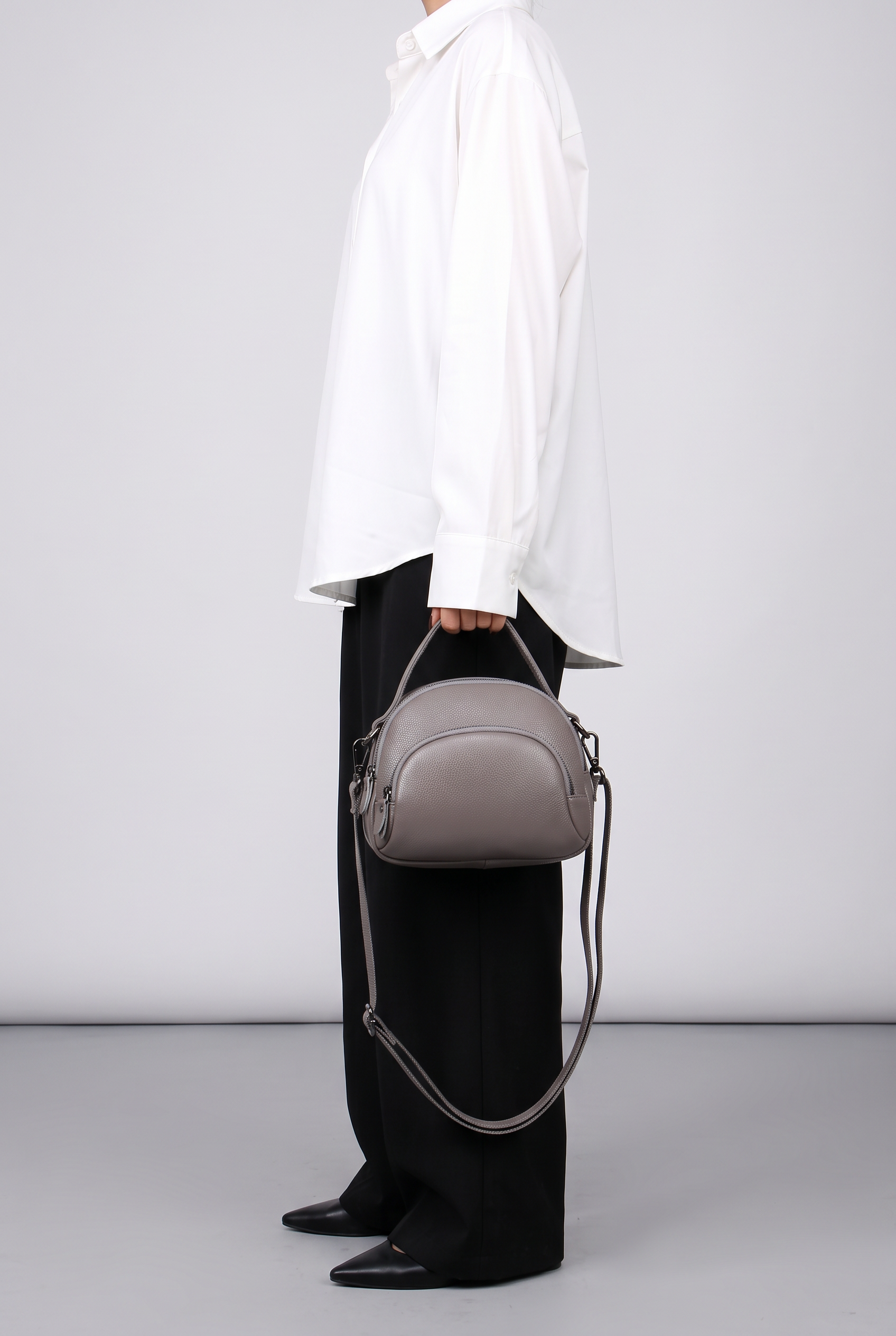 Sac CLEO gris, porté à la main