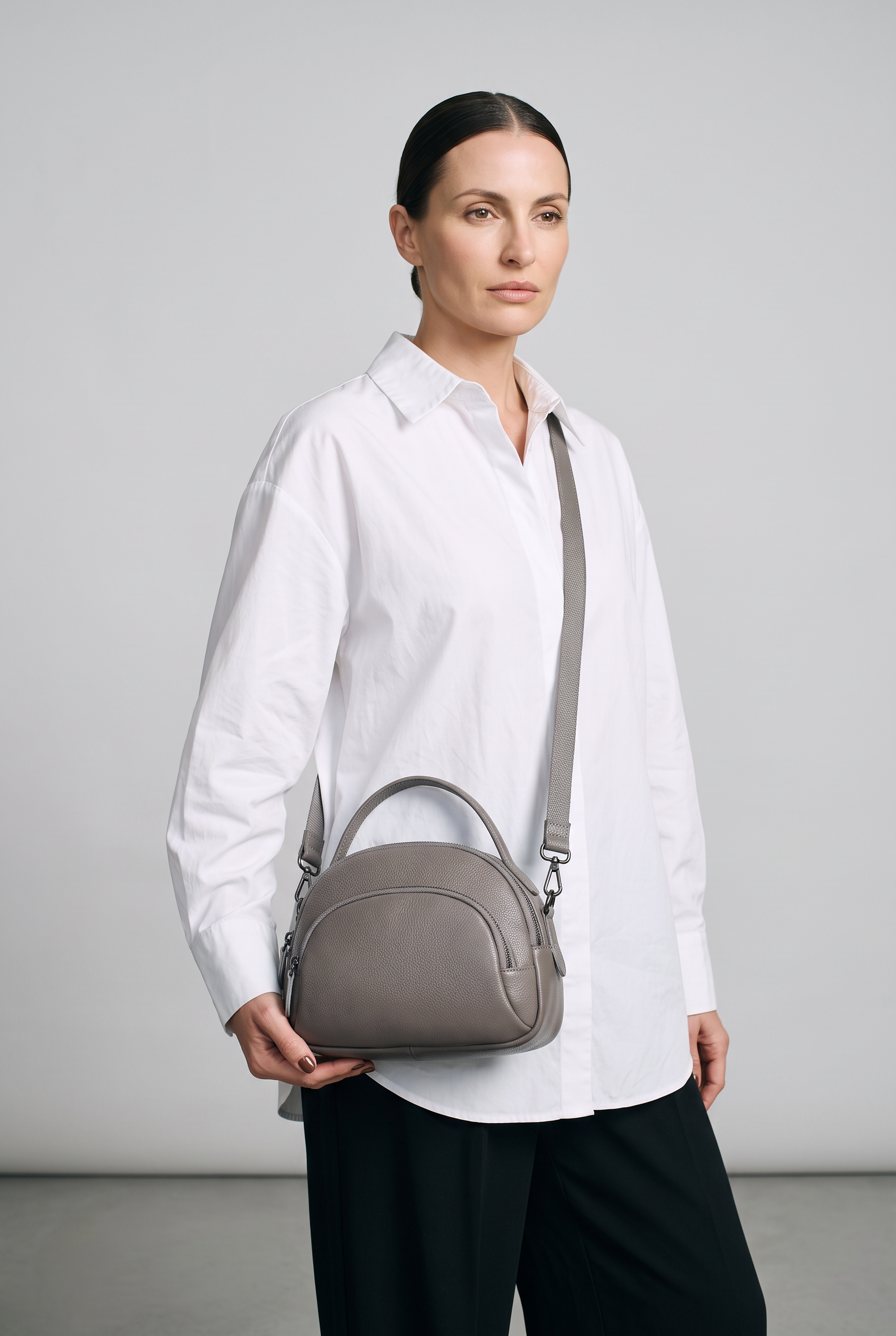 Sac CLEO gris, porté, de face