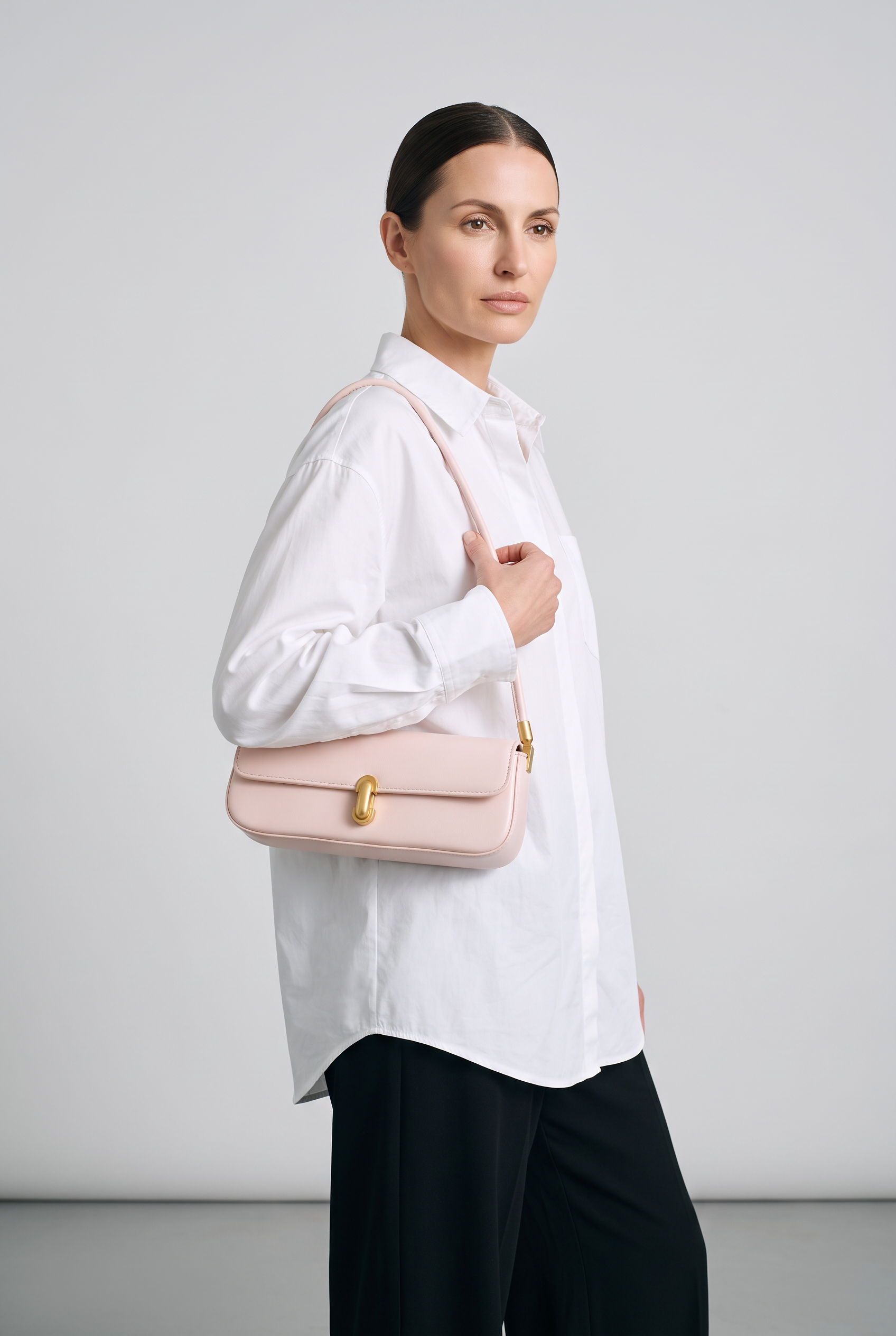 Sac ROMY rose, porté, de face