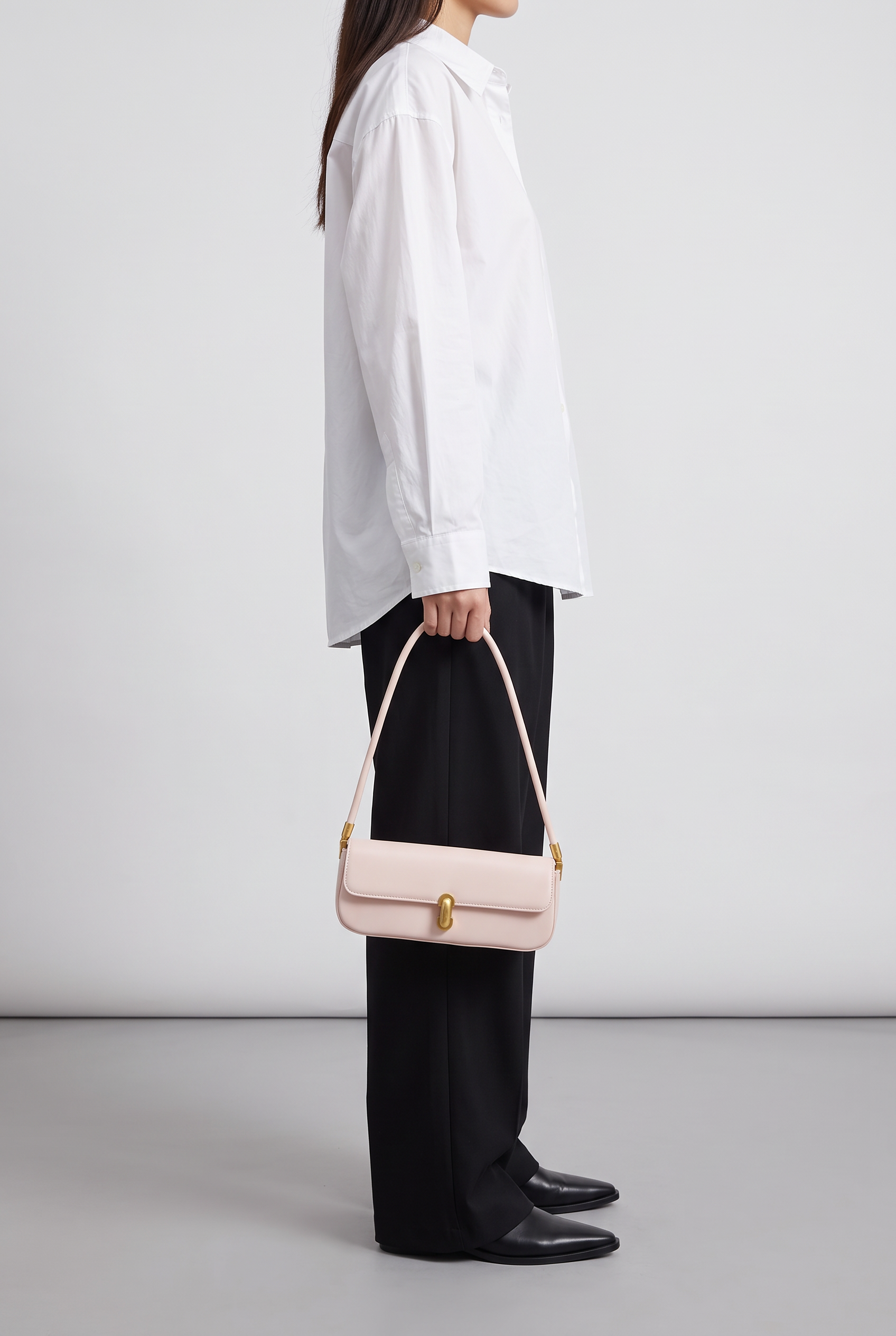 Sac ROMY rose, porté à la main