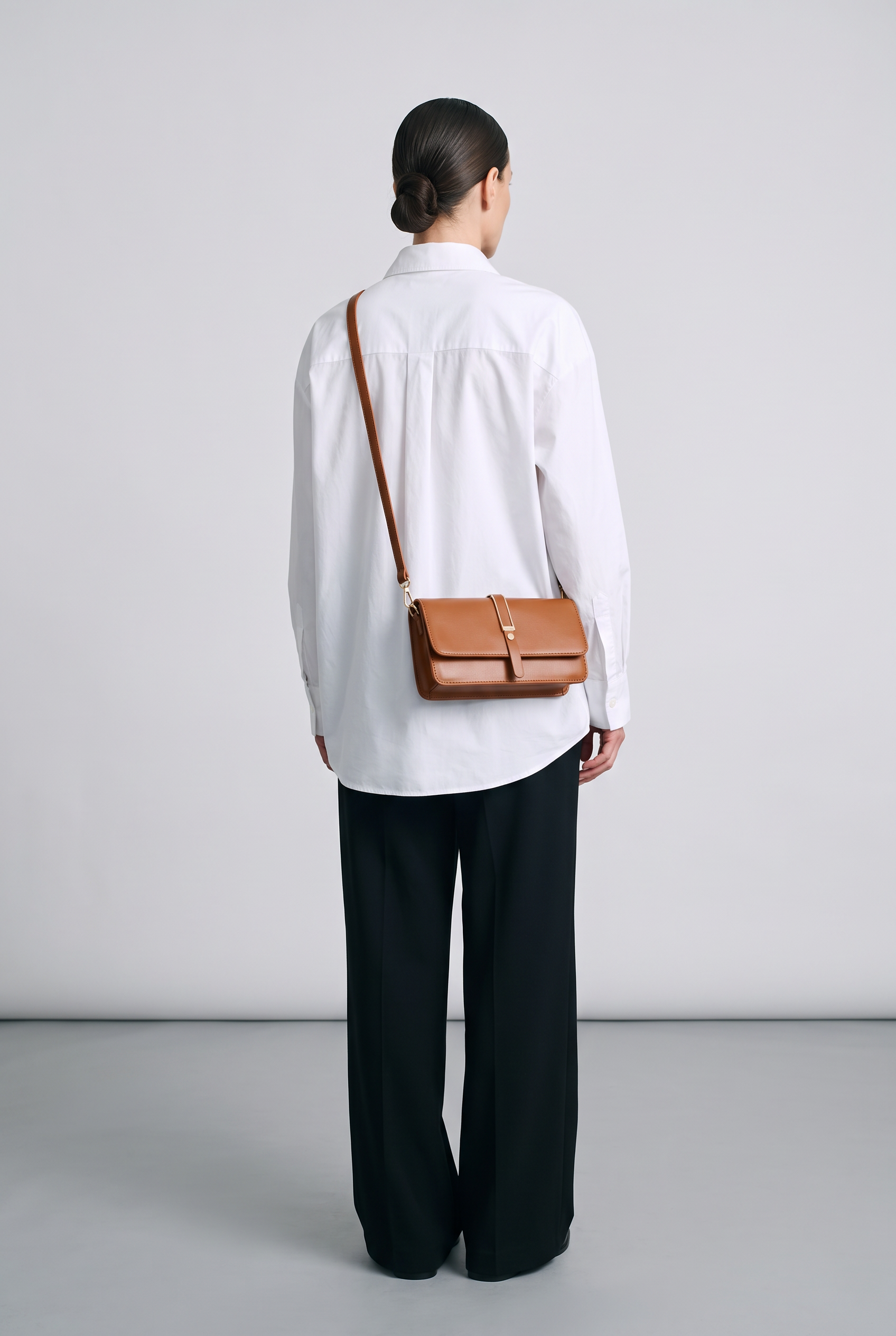 Sac ELLA marron clair, porté, de dos