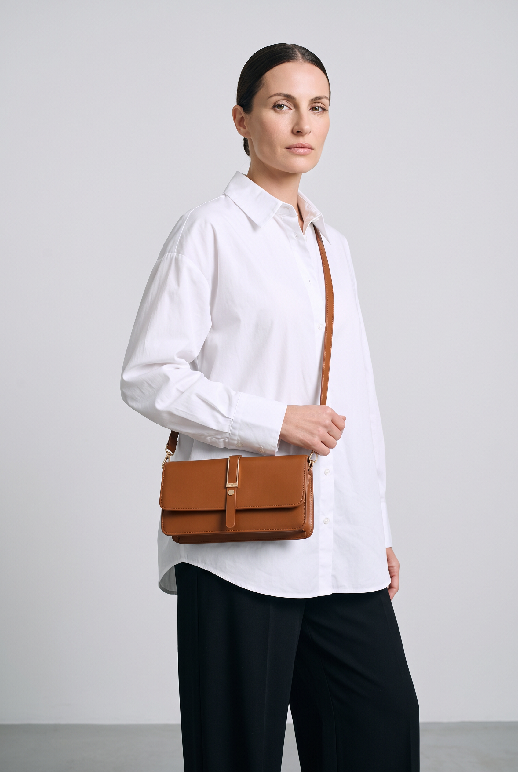 Sac ELLA marron clair, porté, de face