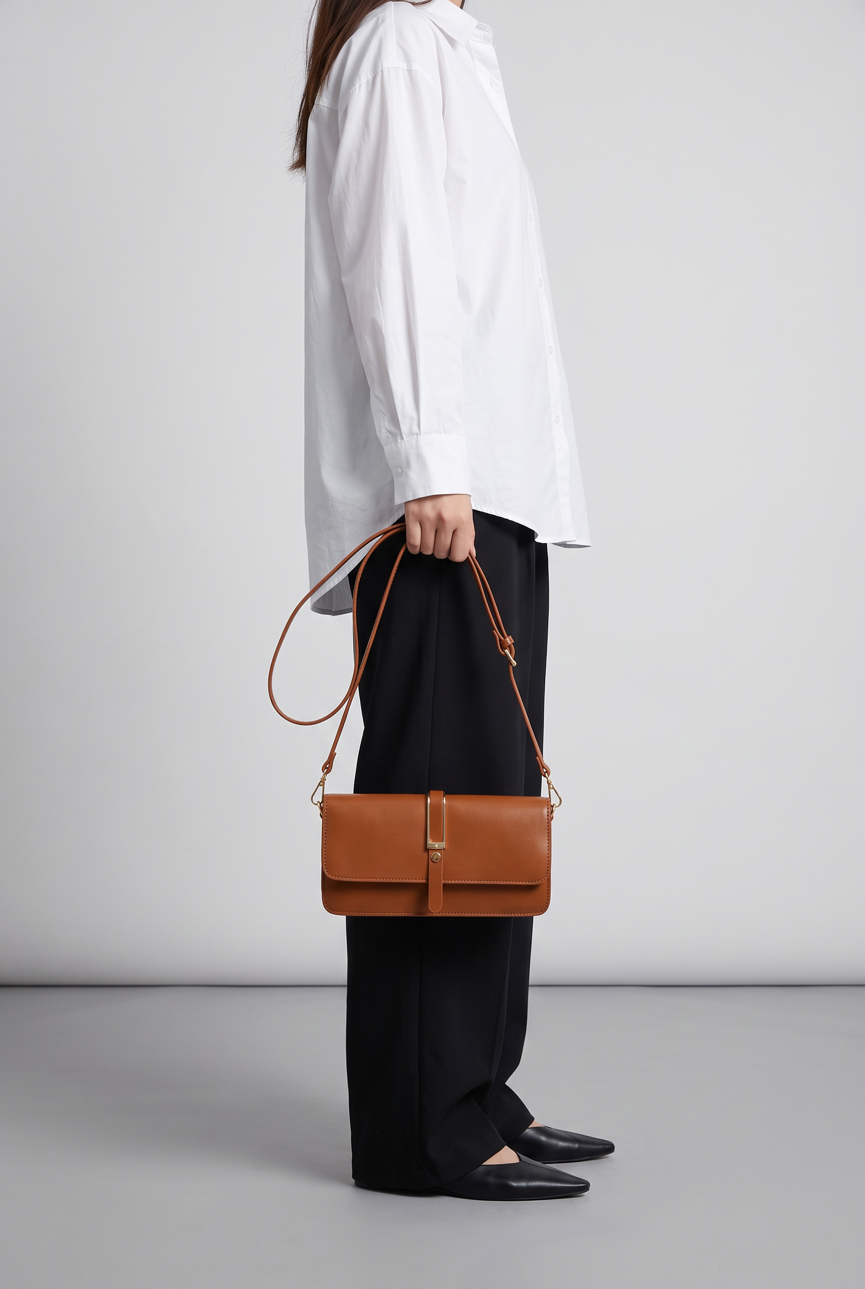 Sac ELLA marron clair, porté à la main