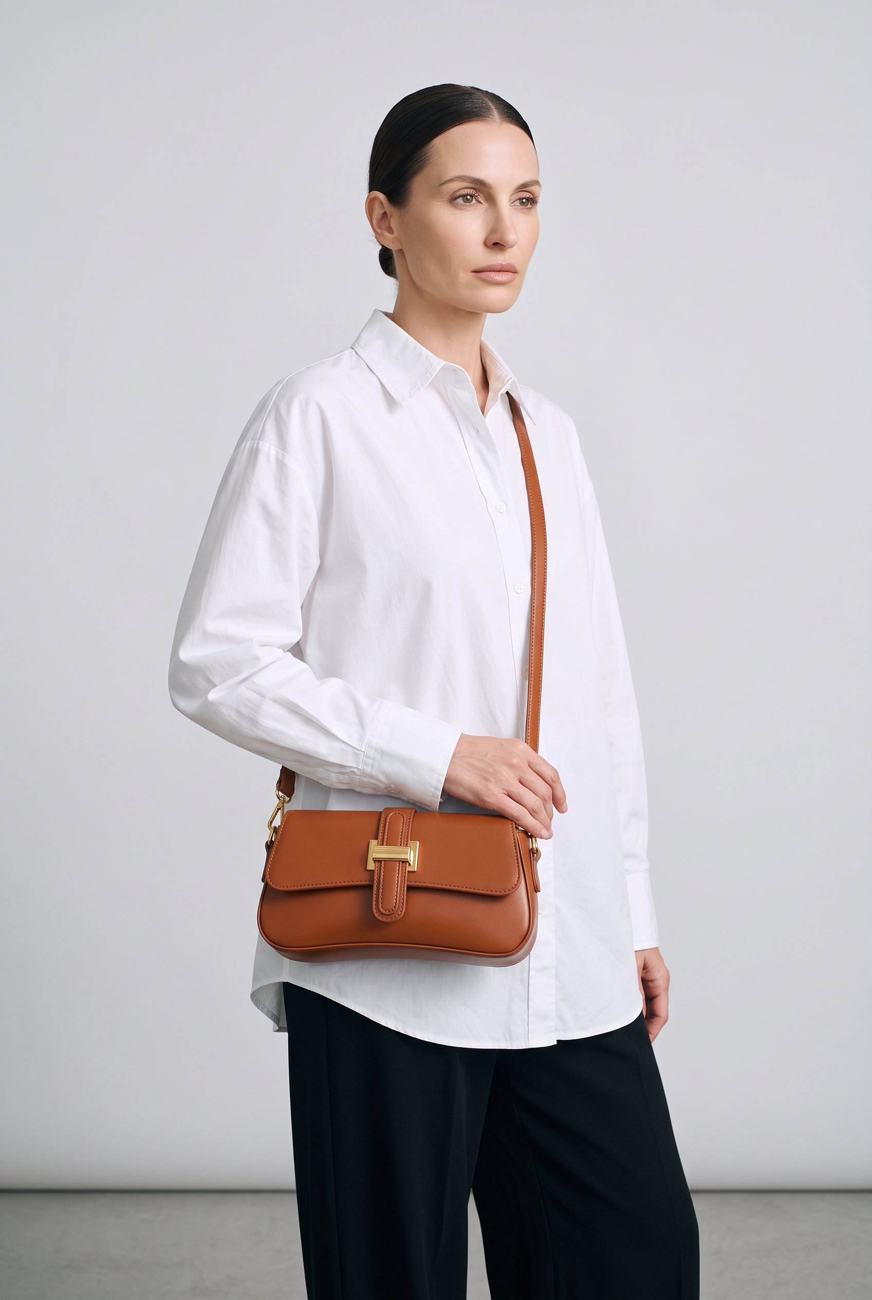 Sac HARLOW marron, porté, de face