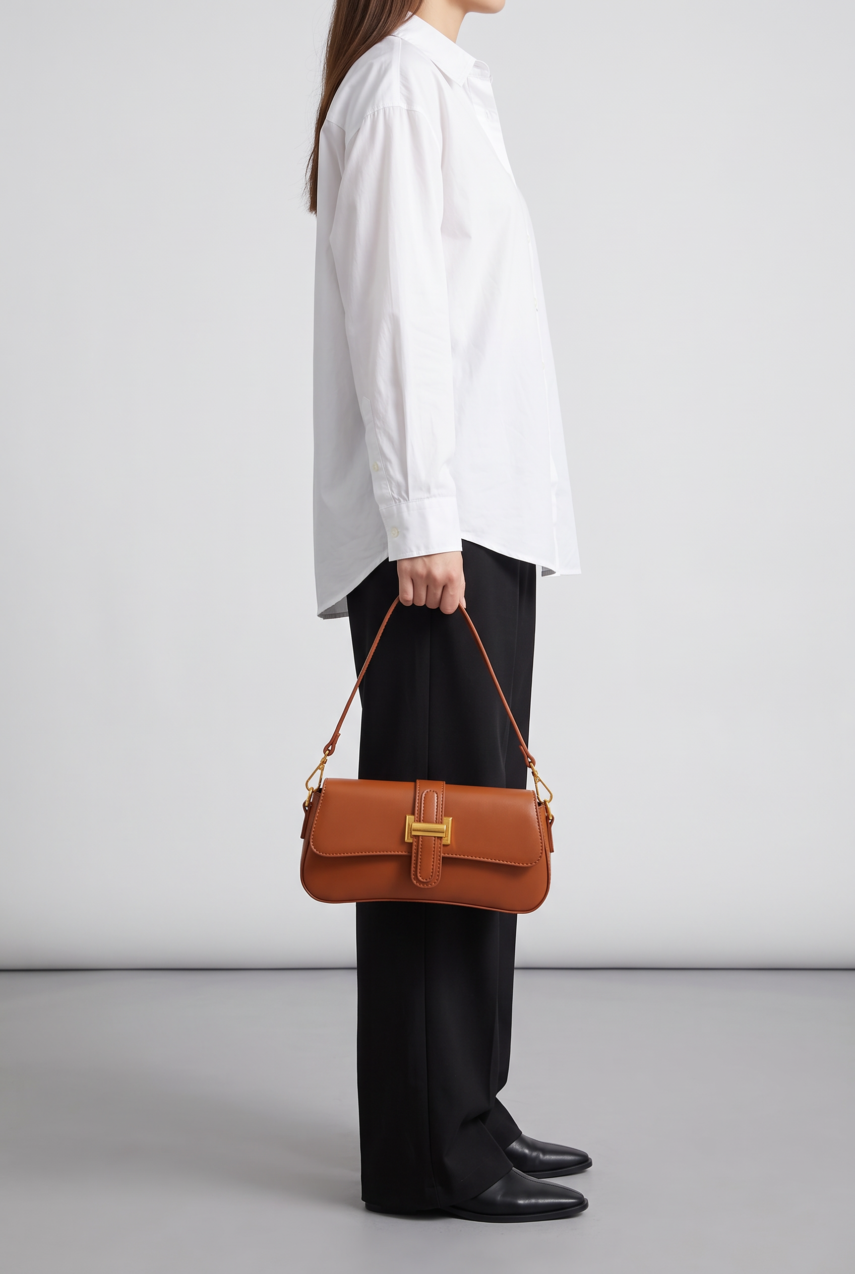 Sac HARLOW marron, porté à la main
