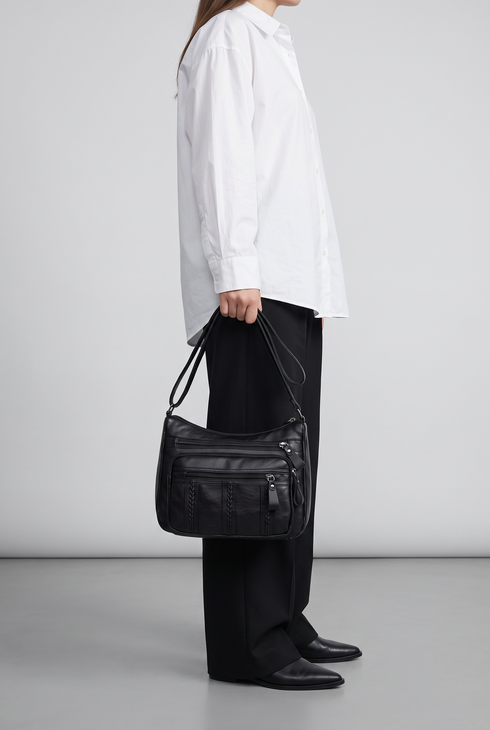 Sac NOVA noir, porté à la main