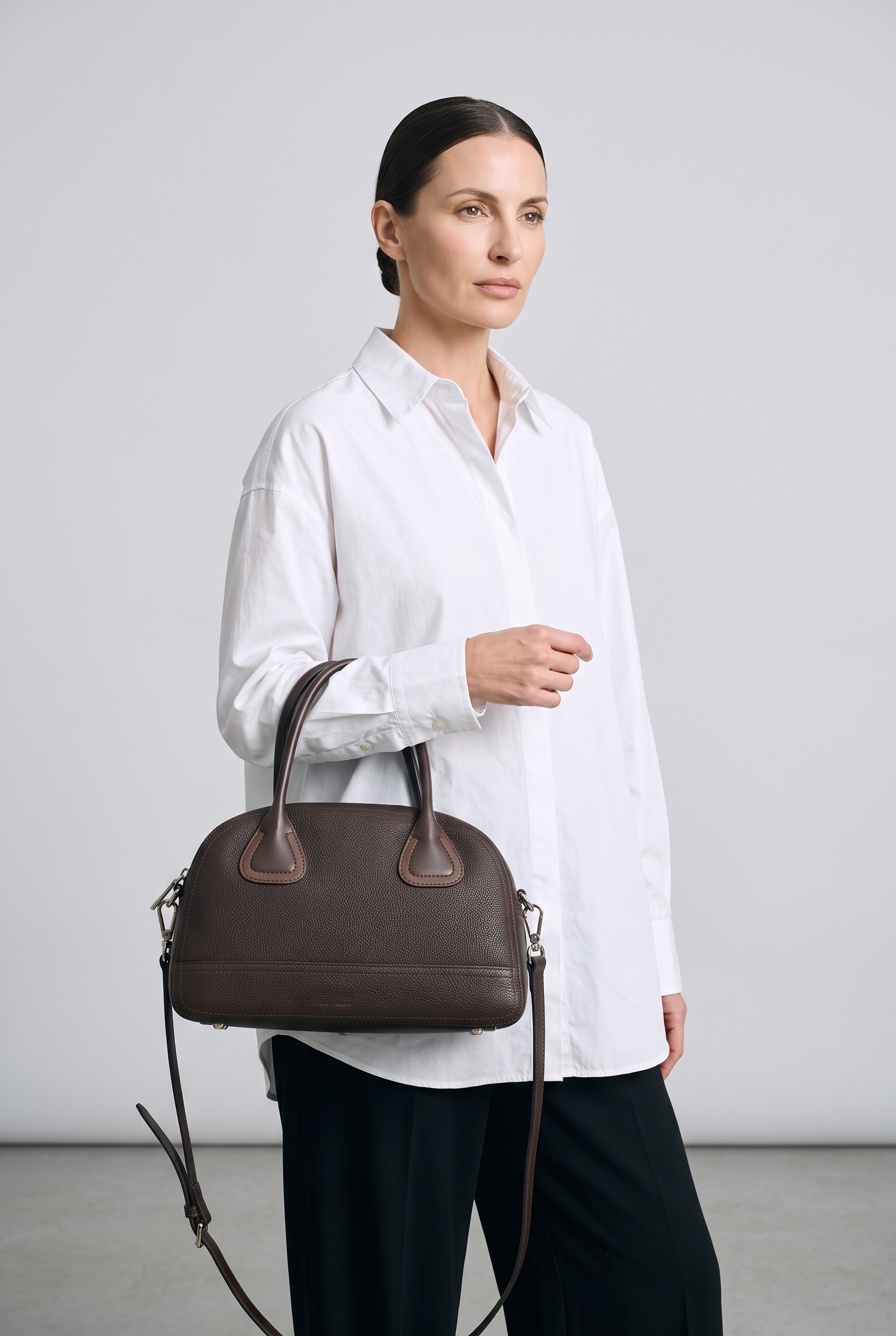 Sac YUKI marron foncé, porté, de face
