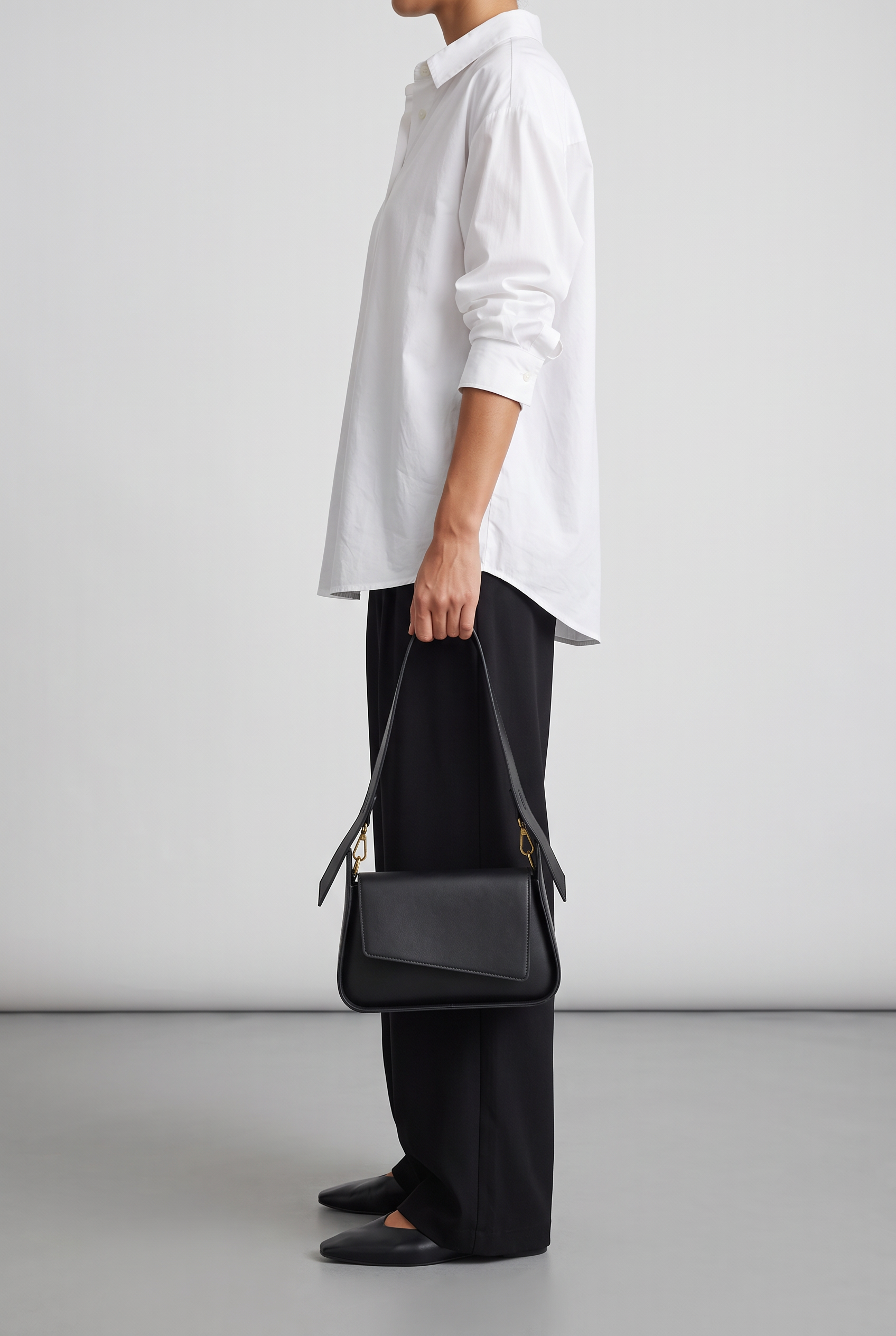 Sac JUNE noir, porté à la main