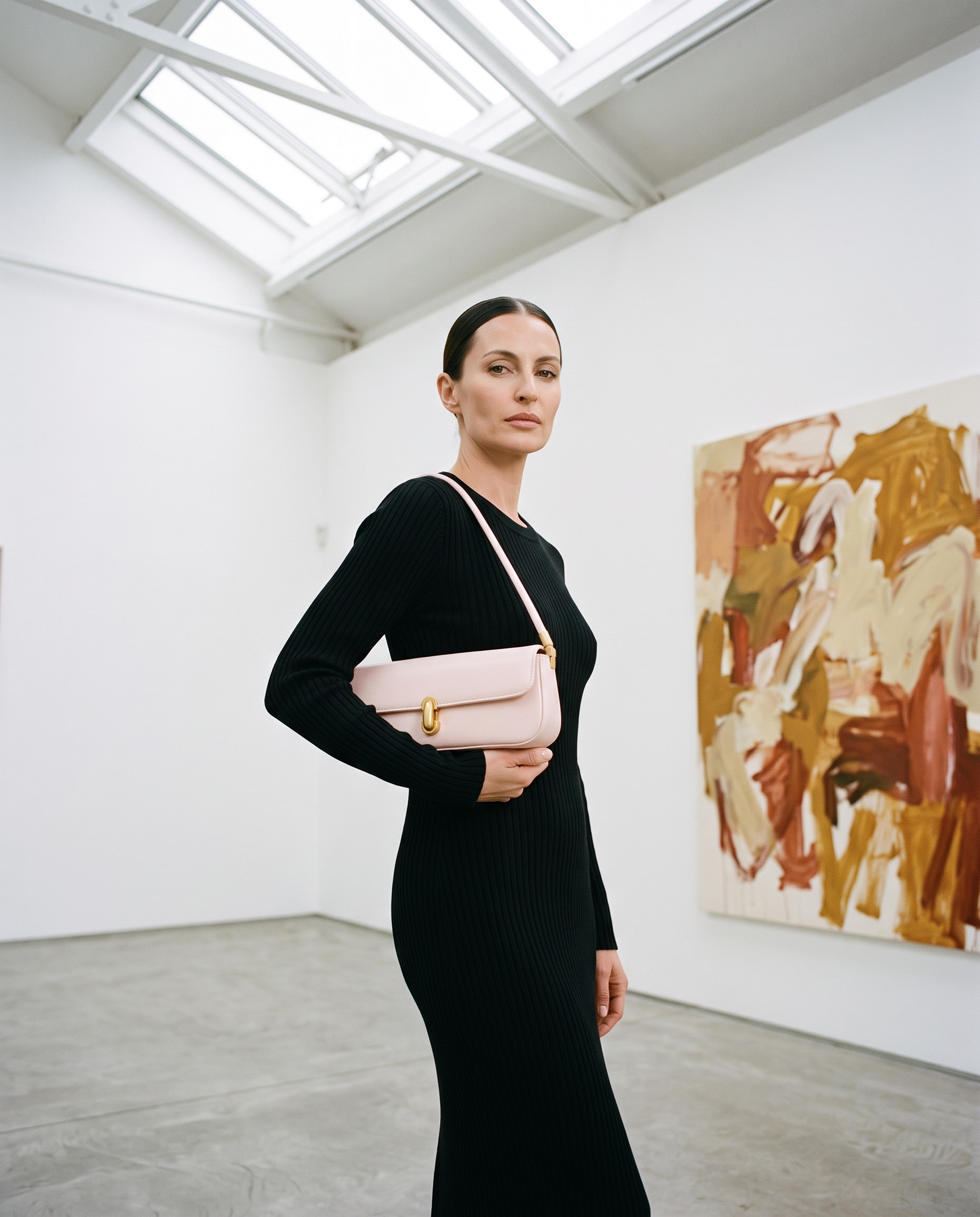 Sac ROMY rose, porté dans une galerie d'art