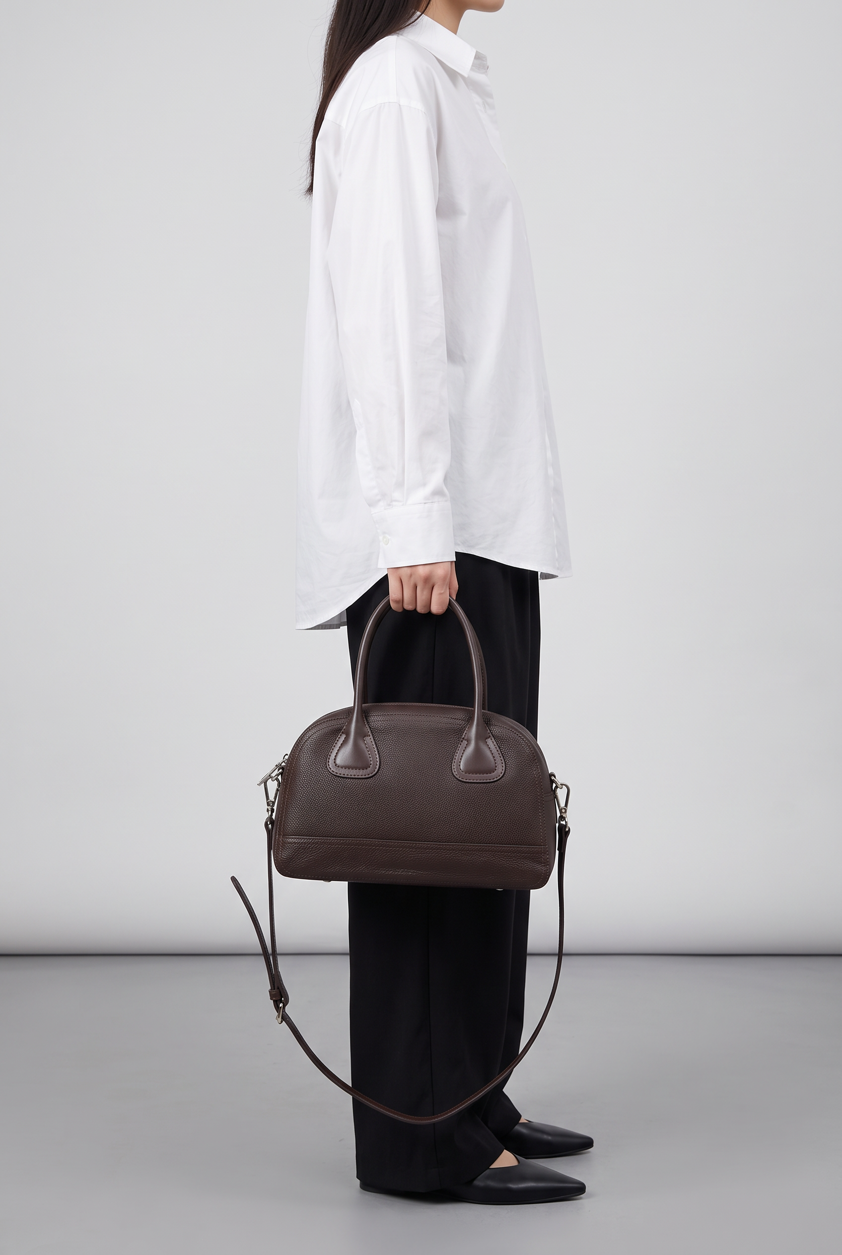 Sac YUKI marron foncé, porté à la main