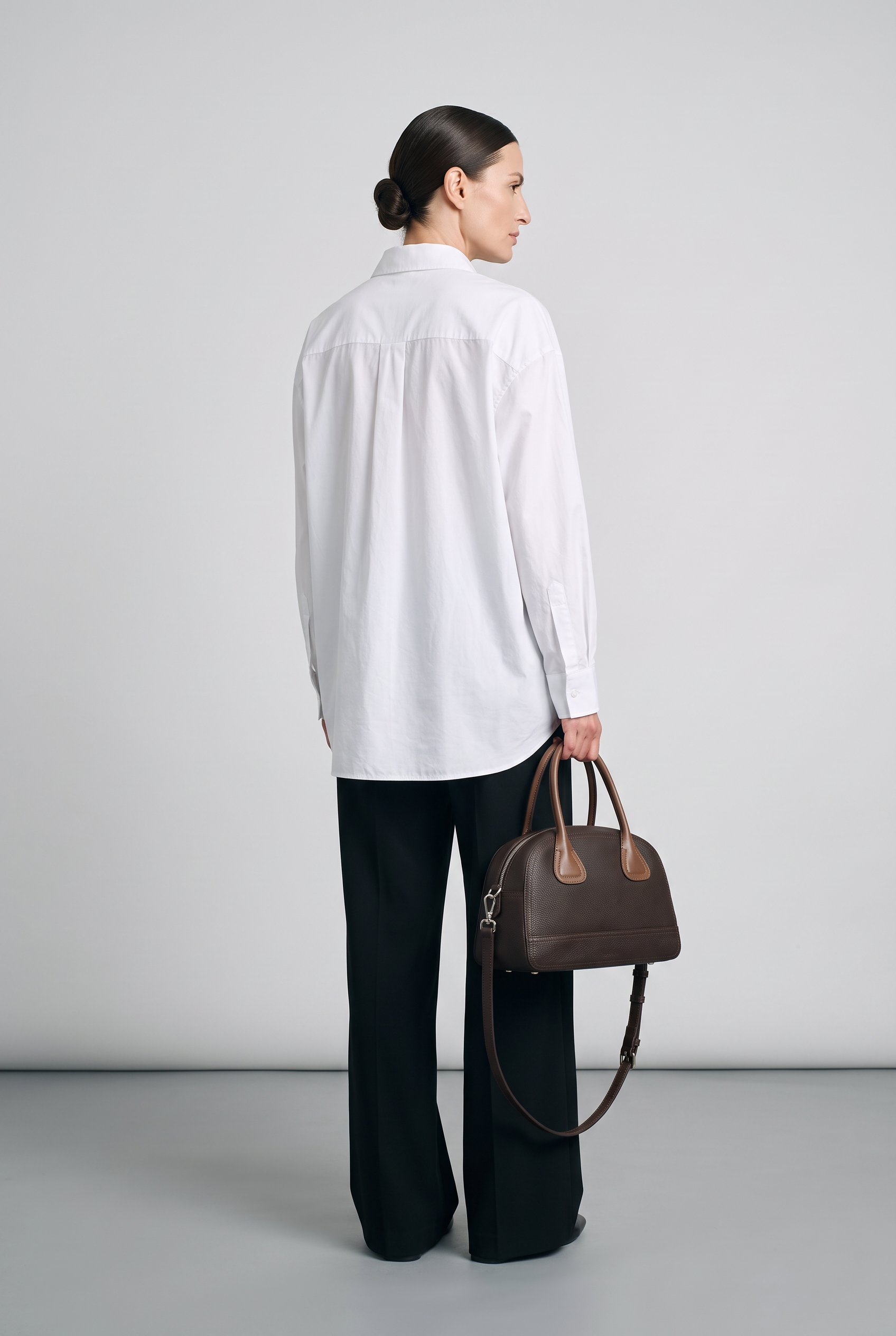 Sac YUKI marron foncé, porté, de dos