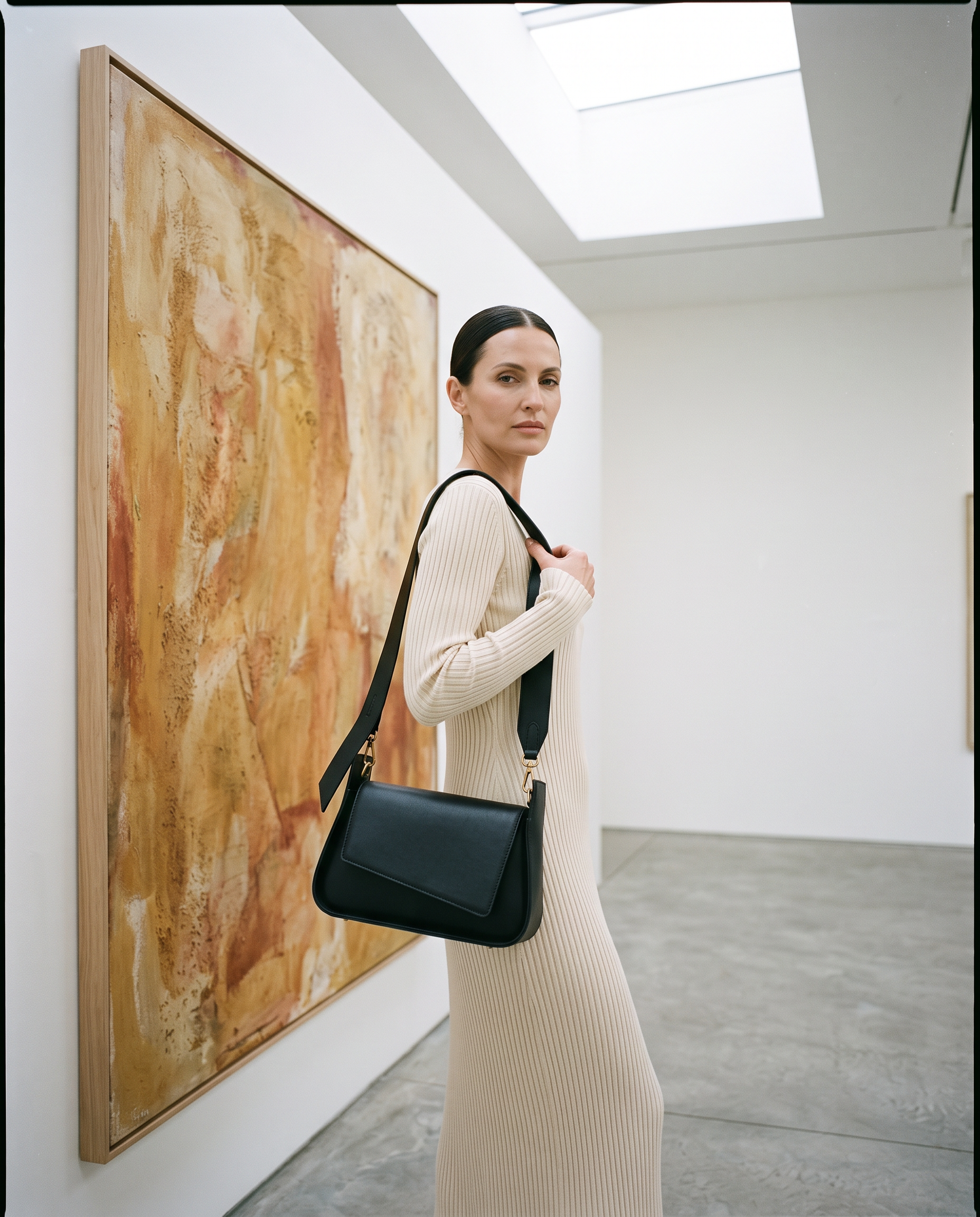Sac JUNE noir, porté dans une galerie d'art