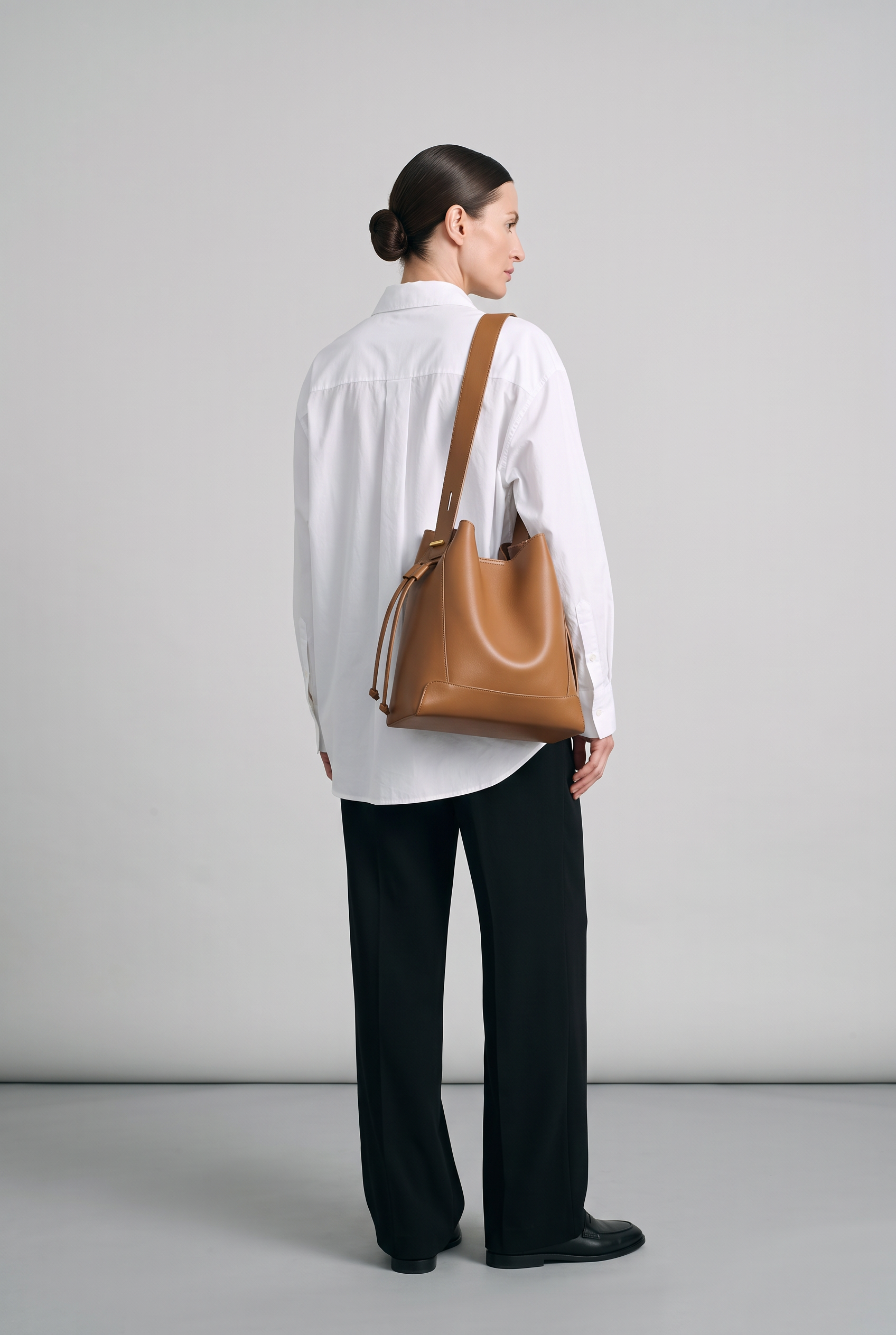 Sac LEILA camel, porté, de dos
