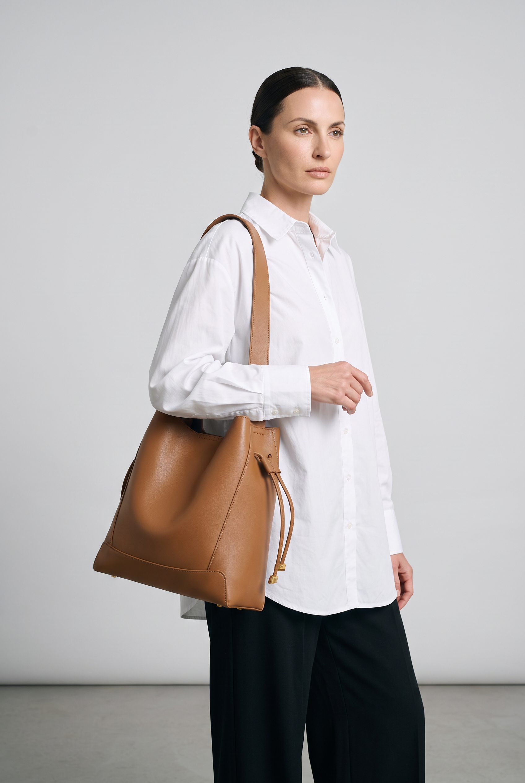 Sac LEILA camel, porté, de face