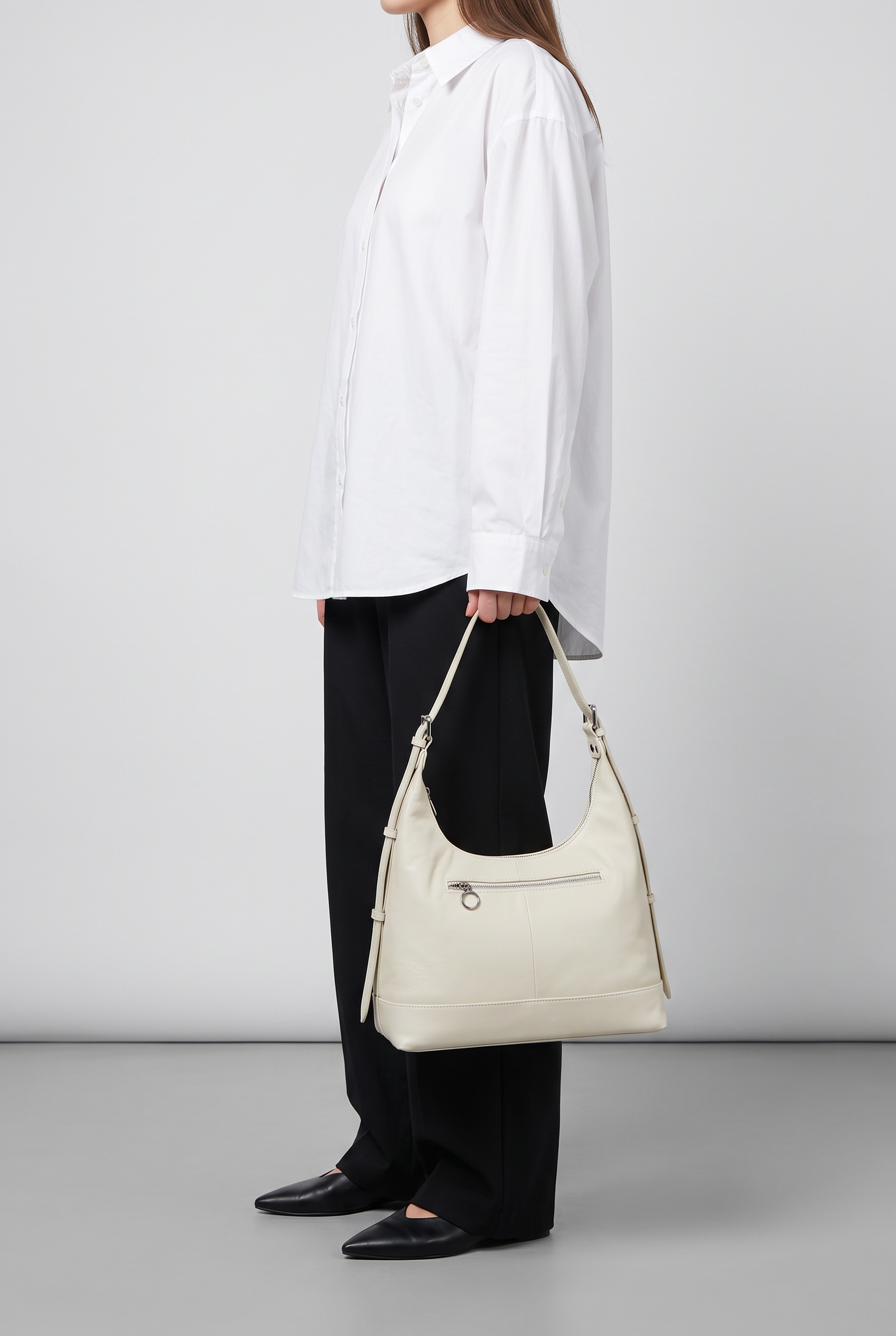 Sac AMELIA blanc, porté à la main