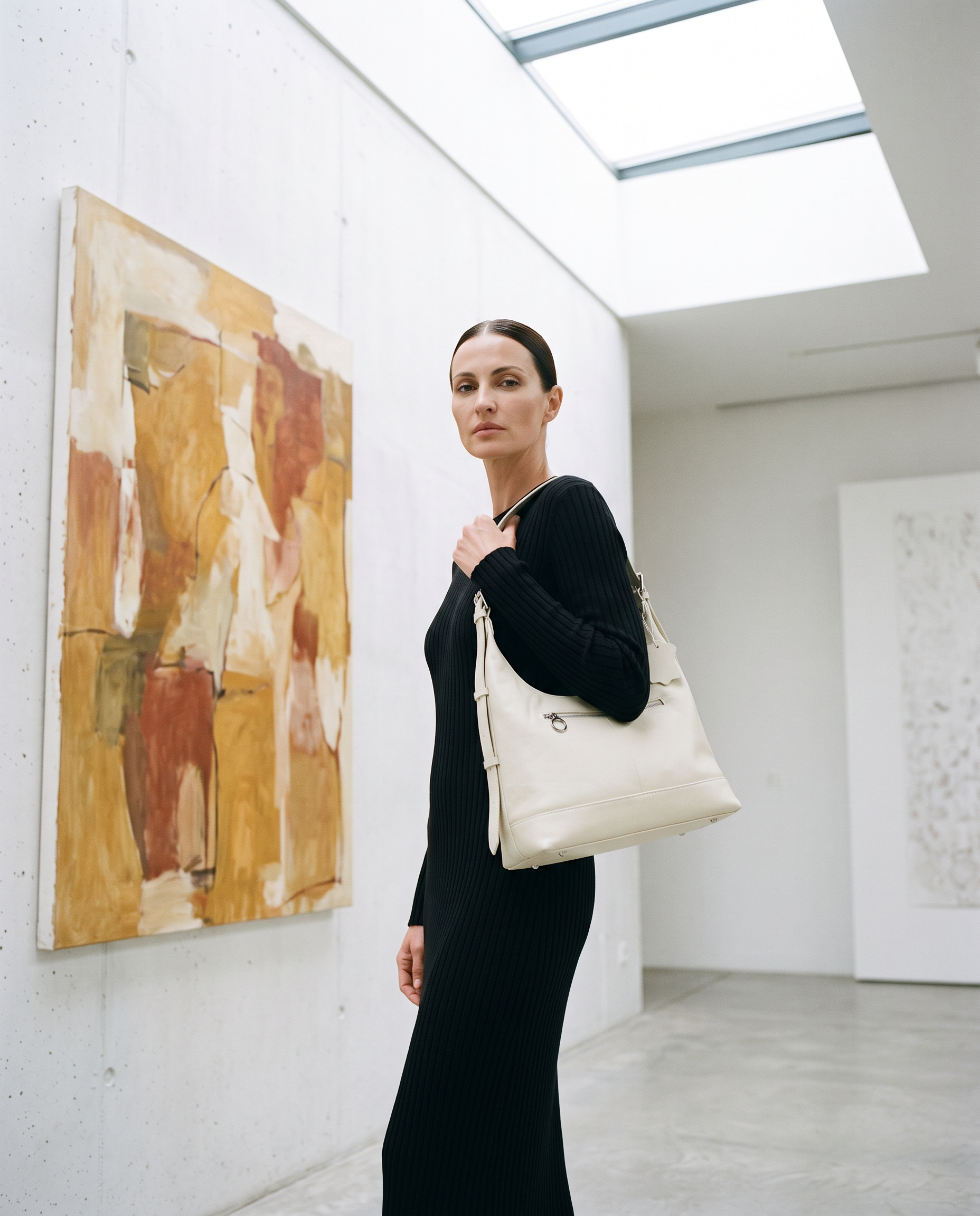 Sac AMELIA blanc, porté dans une galerie d'art