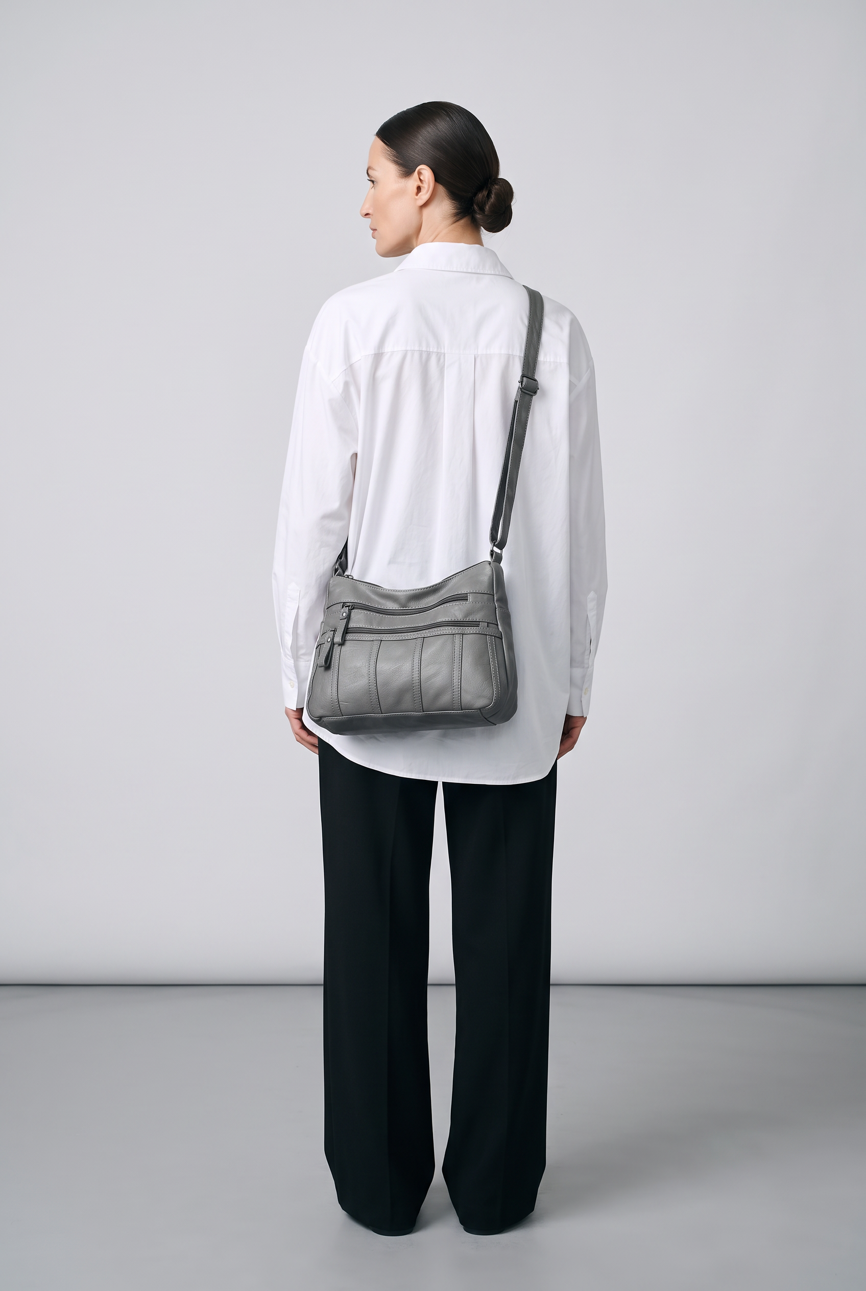 Sac TESSA gris, porté, de dos