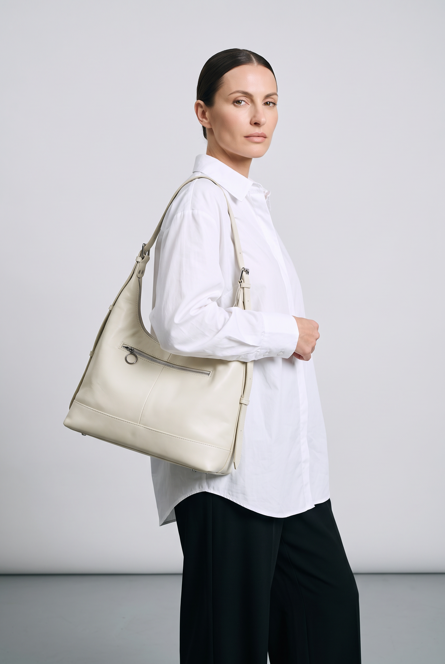 Sac AMELIA blanc, porté, de face
