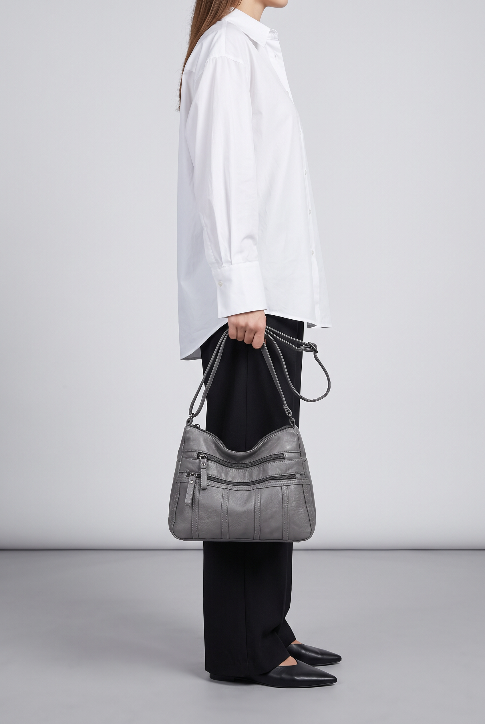 Sac TESSA gris, porté à la main