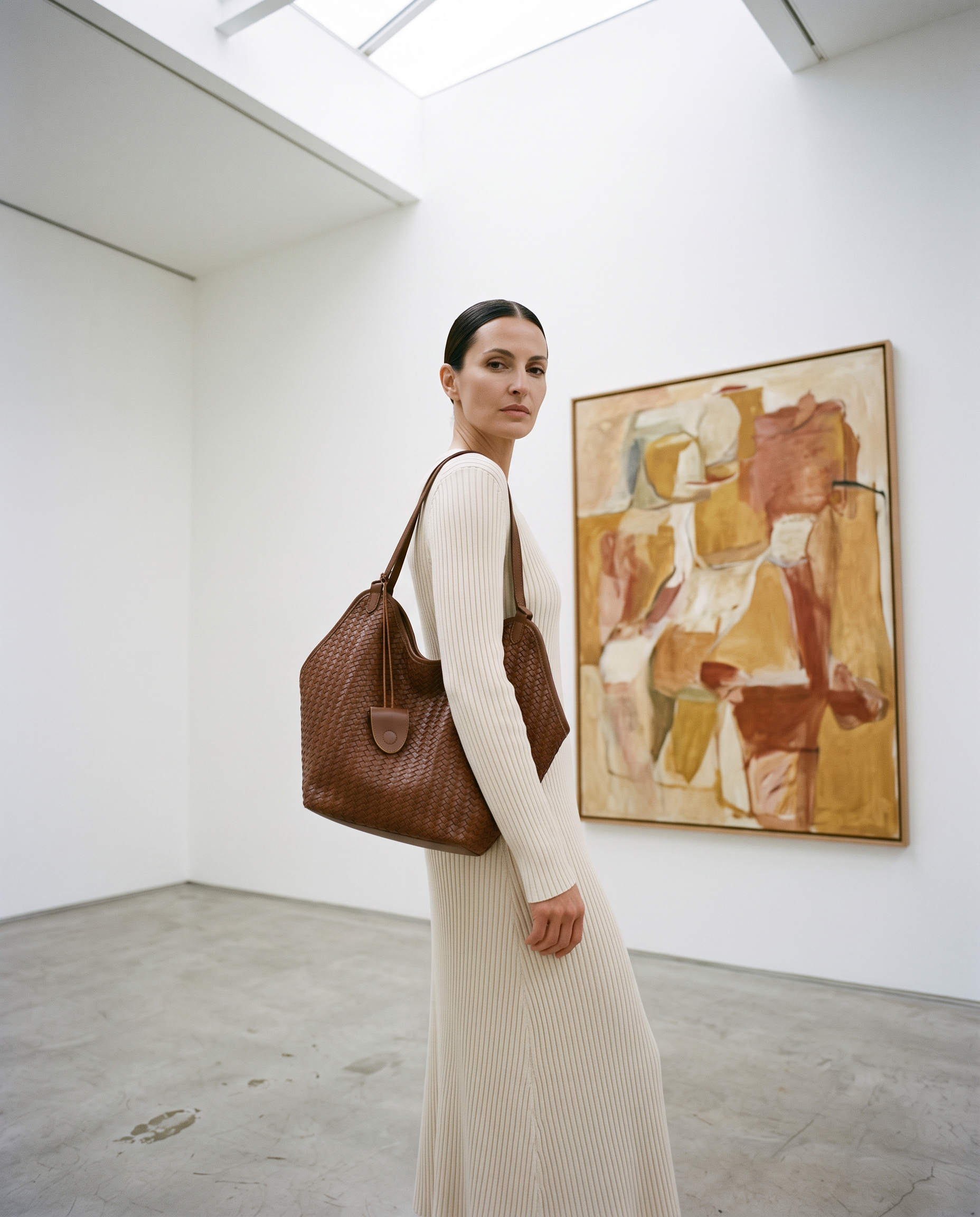 Sac SAVANNAH marron, porté dans une galerie d'art