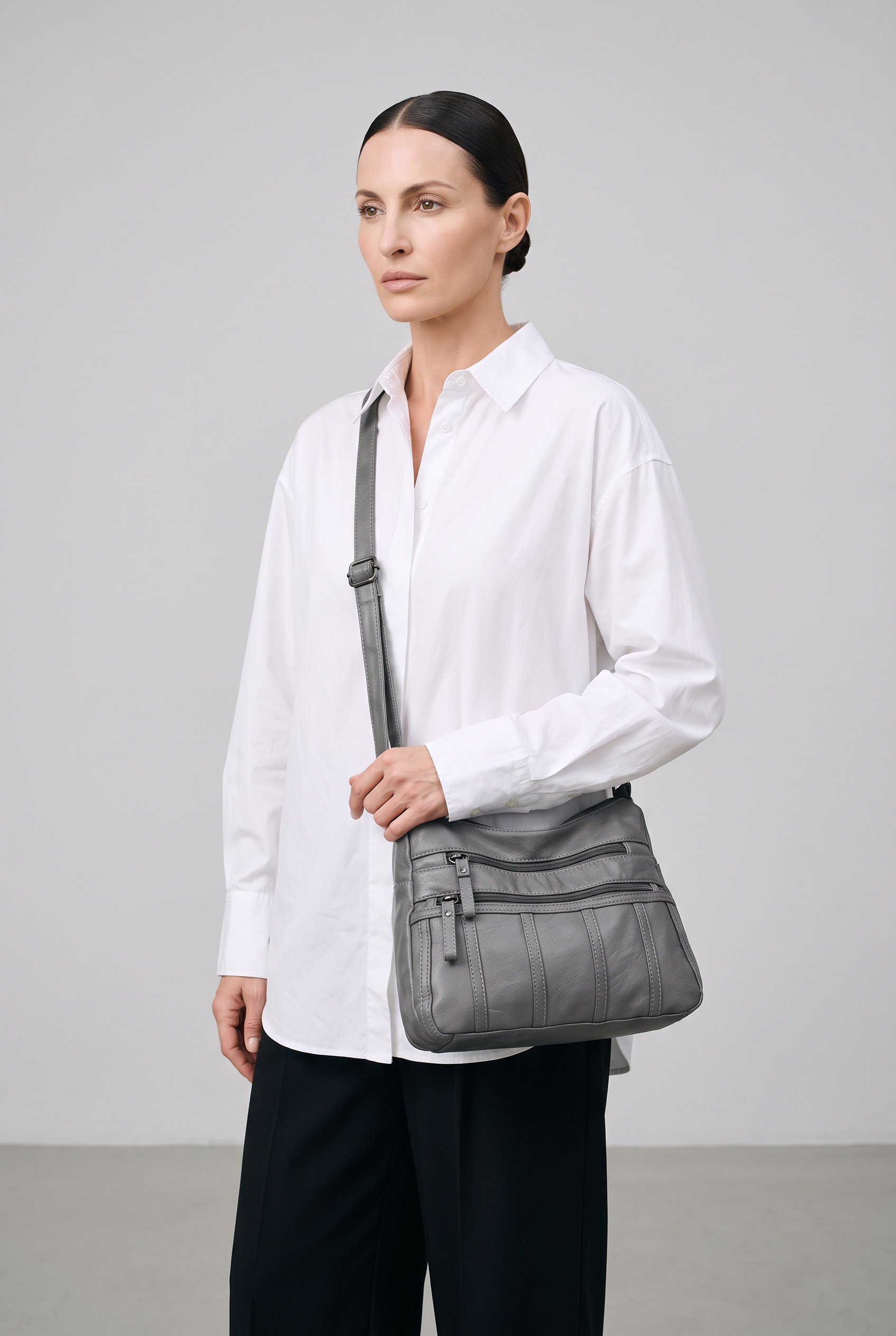 Sac TESSA gris, porté, de face