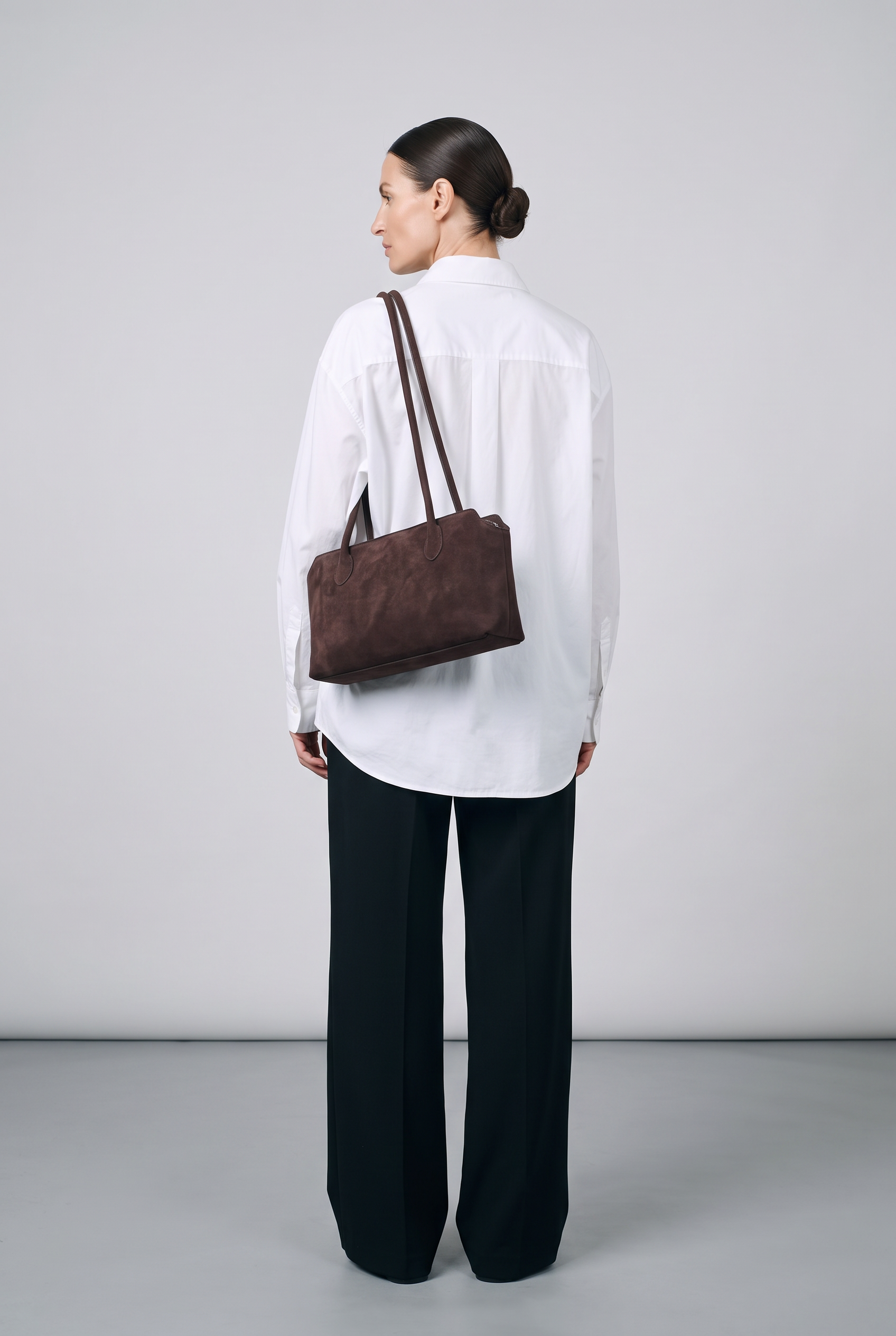 Sac AVA marron foncé, porté, de dos