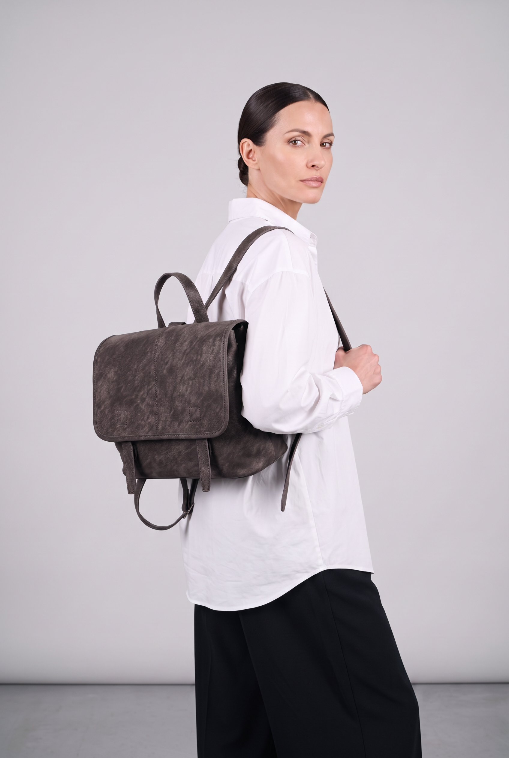 Sac à dos FREYA marron foncé, porté, de face