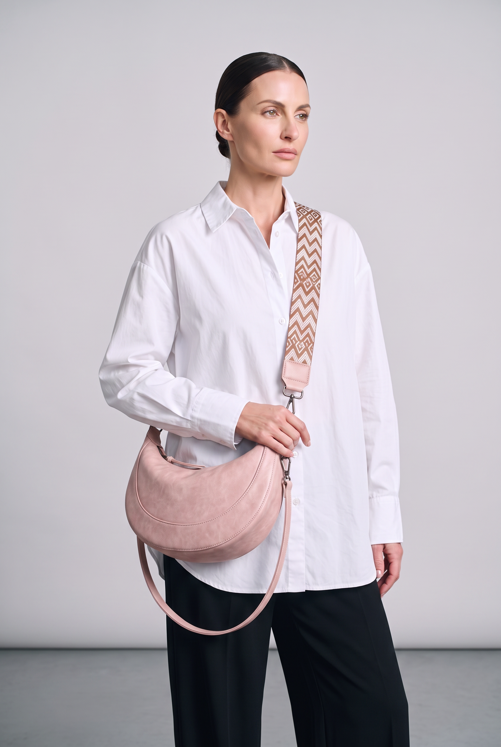 Sac LUNA rose, porté, de face