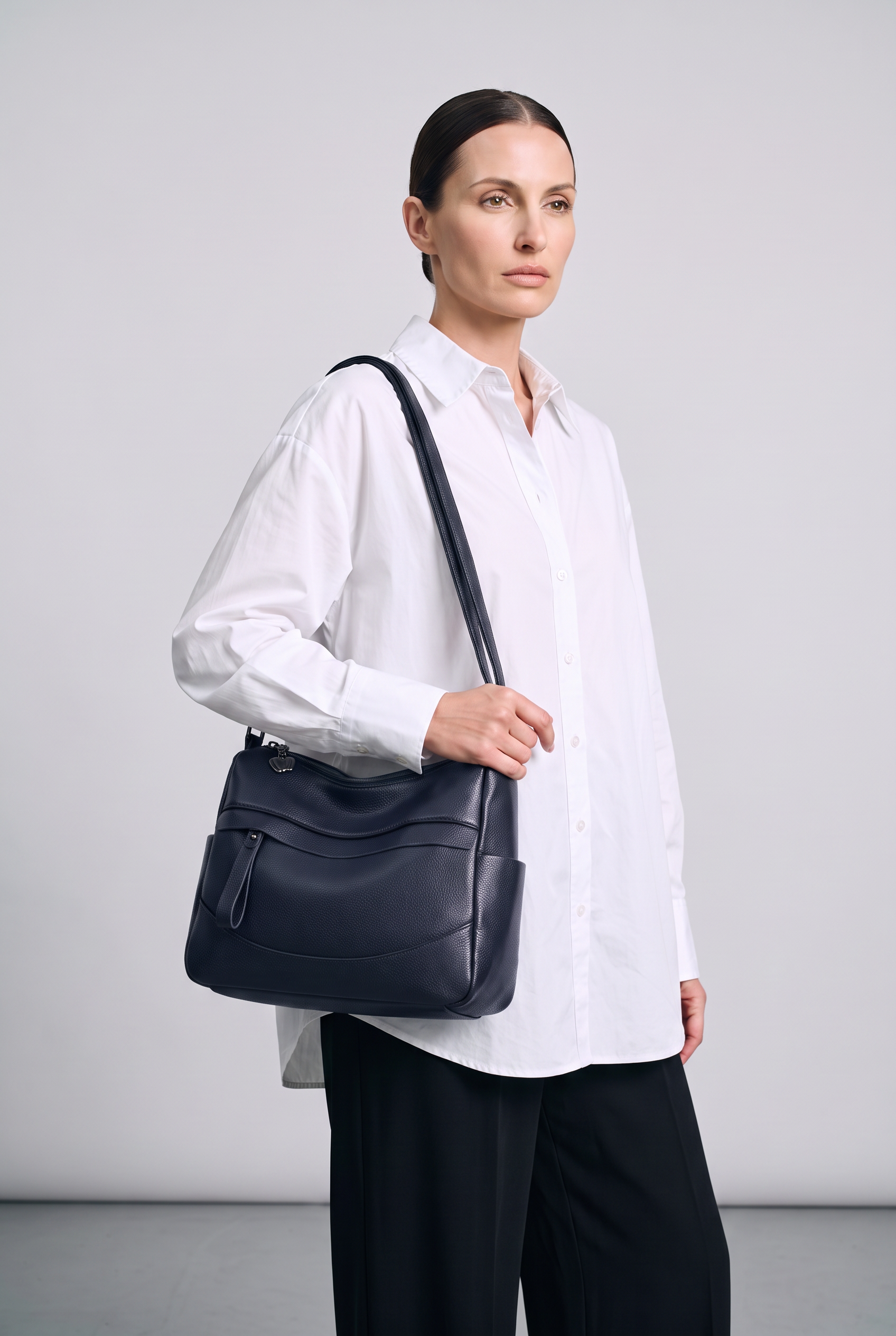 Sac EMMA marine, porté, de face
