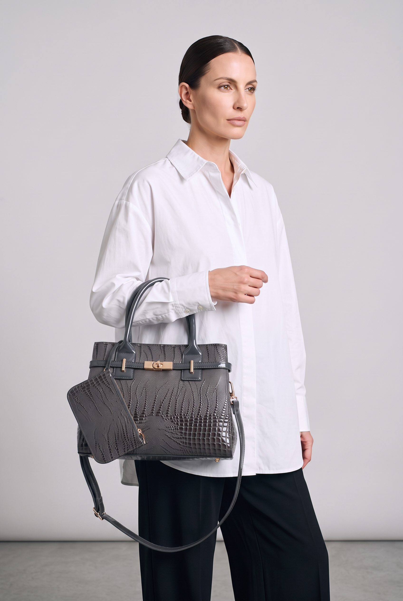 Sac AUDREY gris, porté, de face