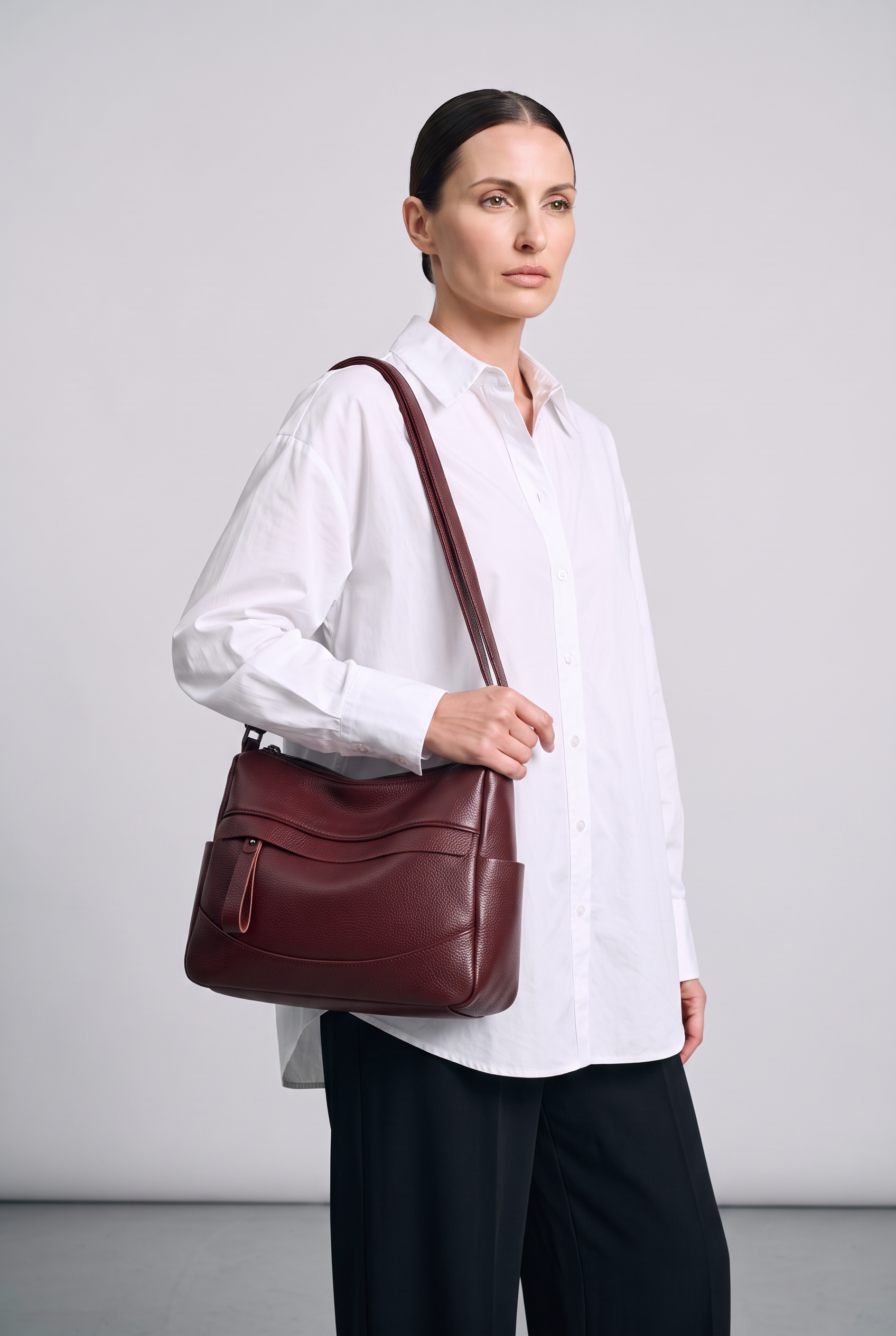 Sac EMMA rouge bordeaux, porté, de face