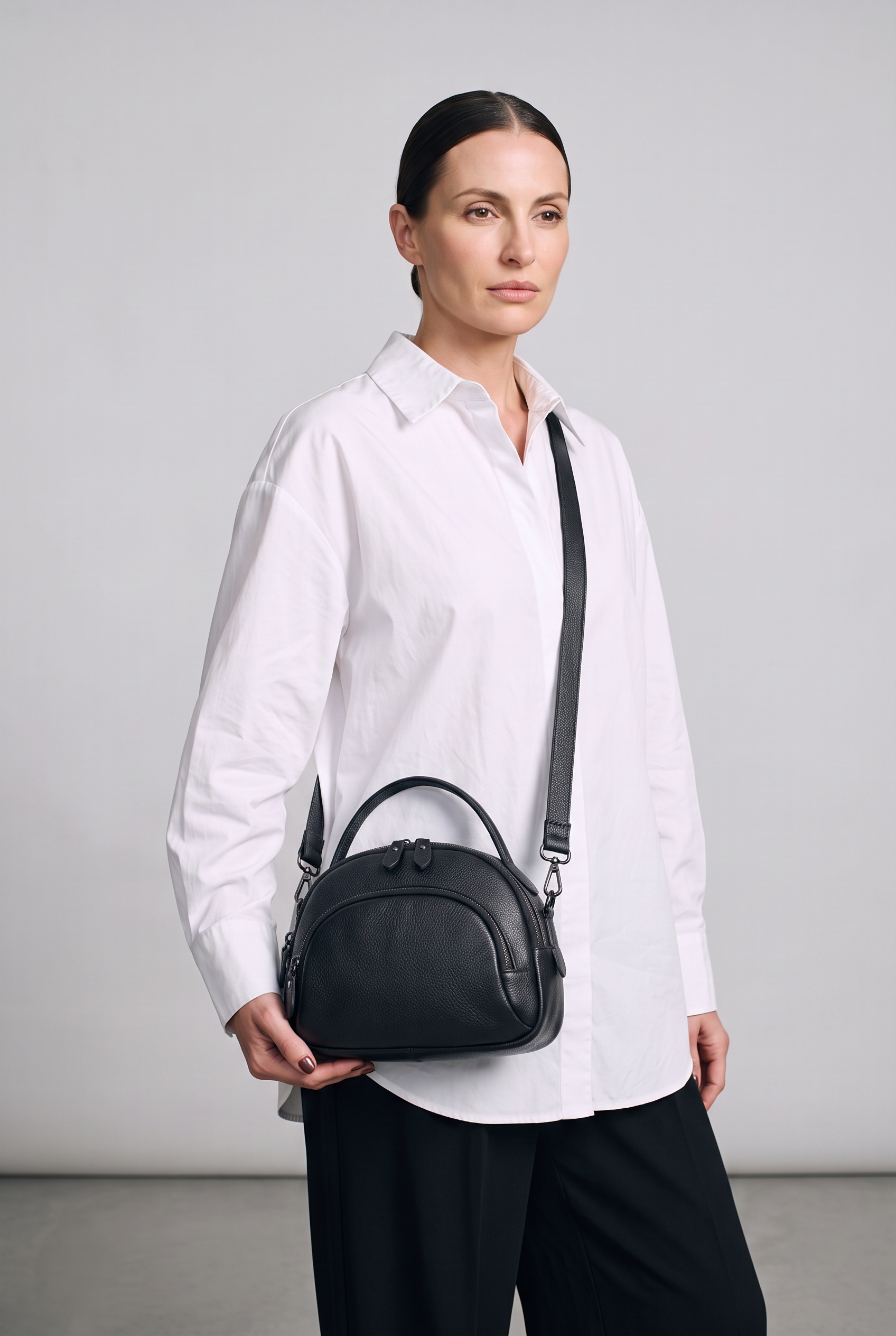 Sac CLEO noir, porté, de face