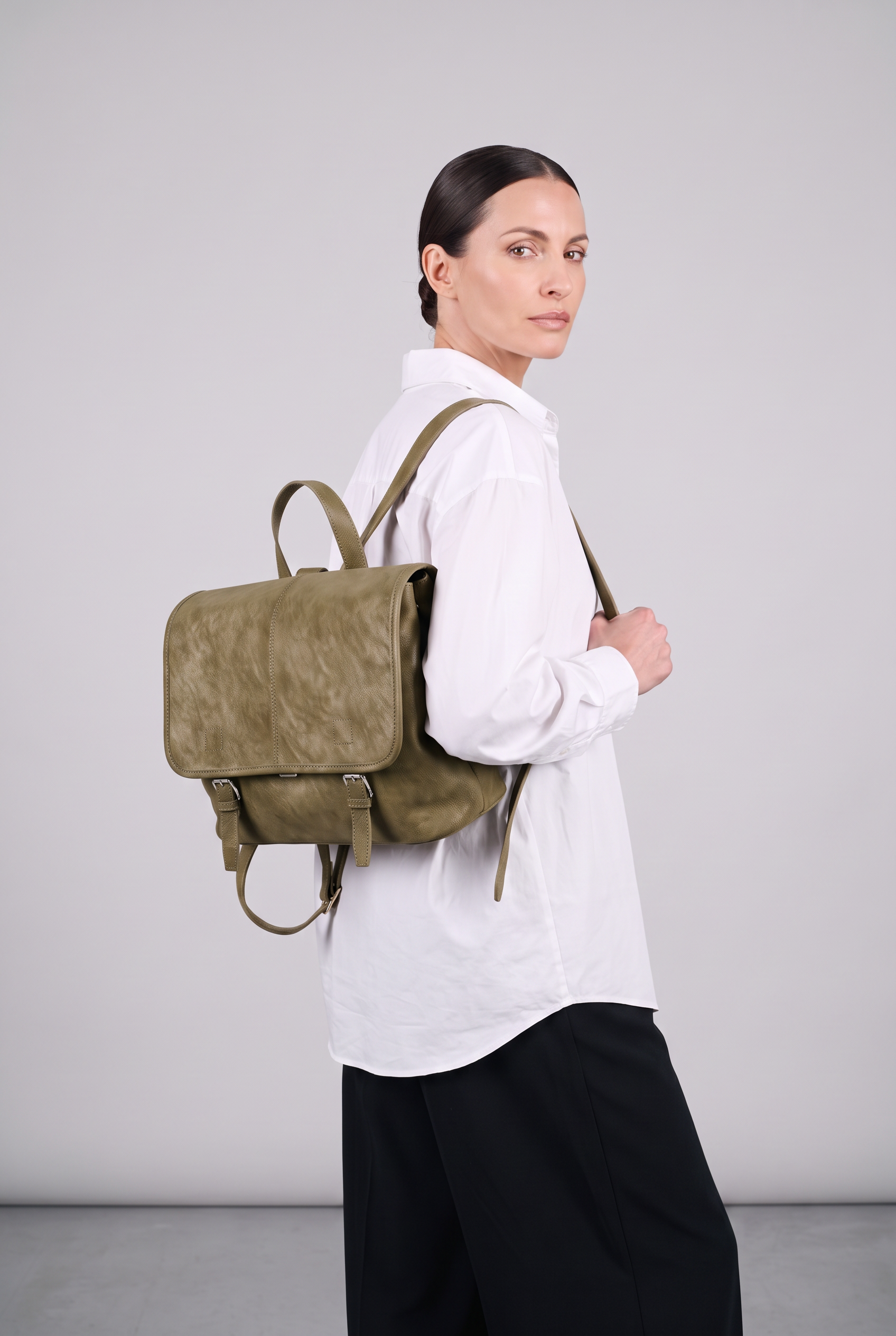 Sac à dos FREYA vert olive, porté, de face