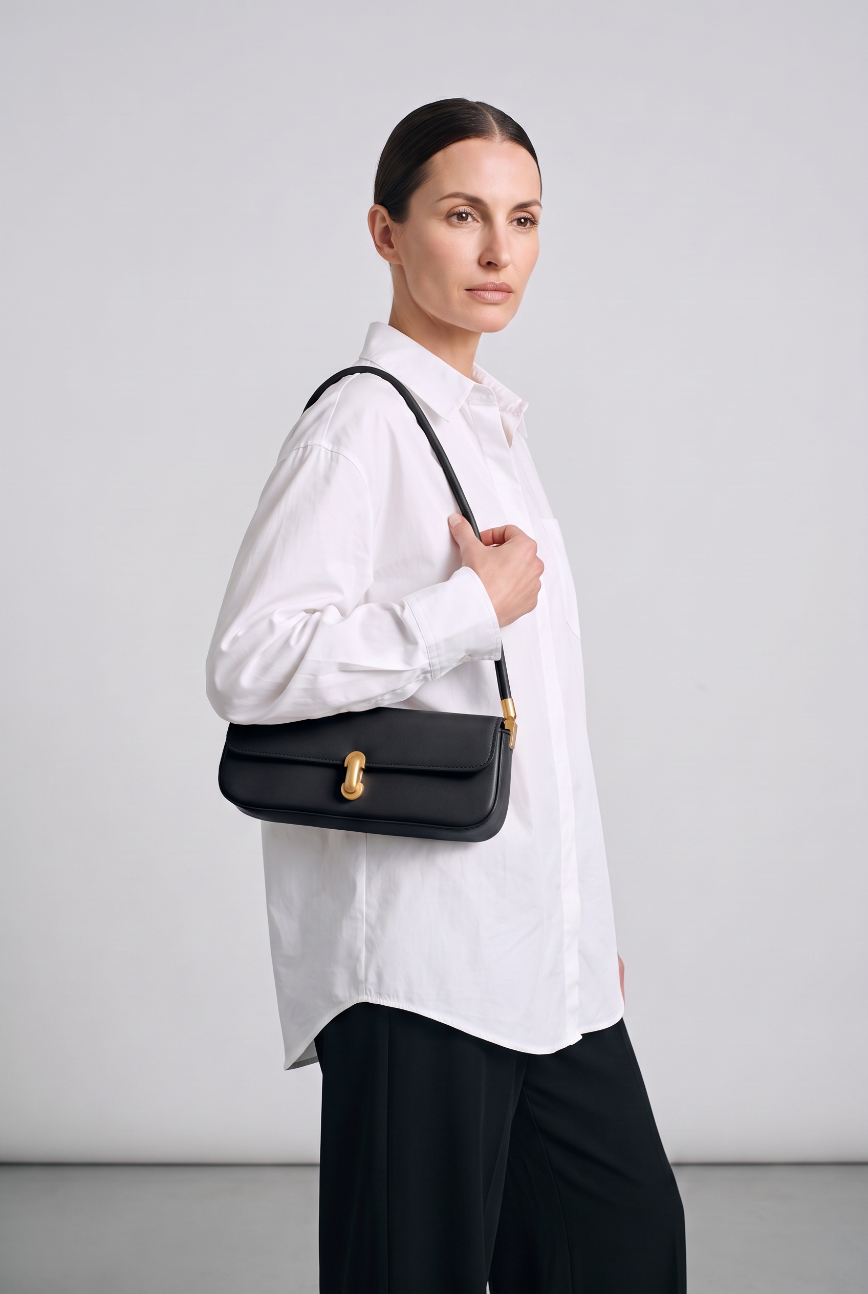 Sac ROMY noir, porté, de face
