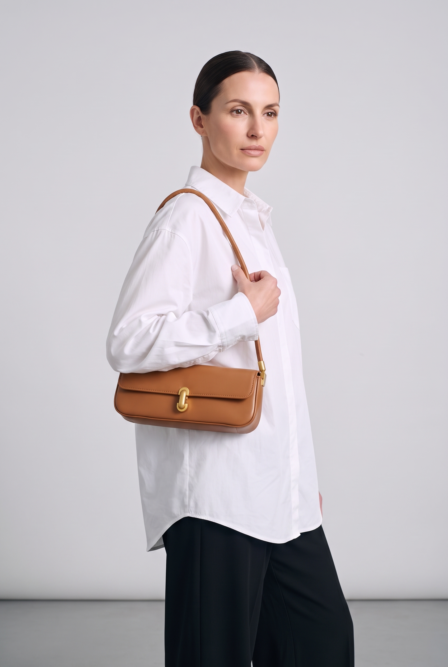 Sac ROMY camel, porté, de face