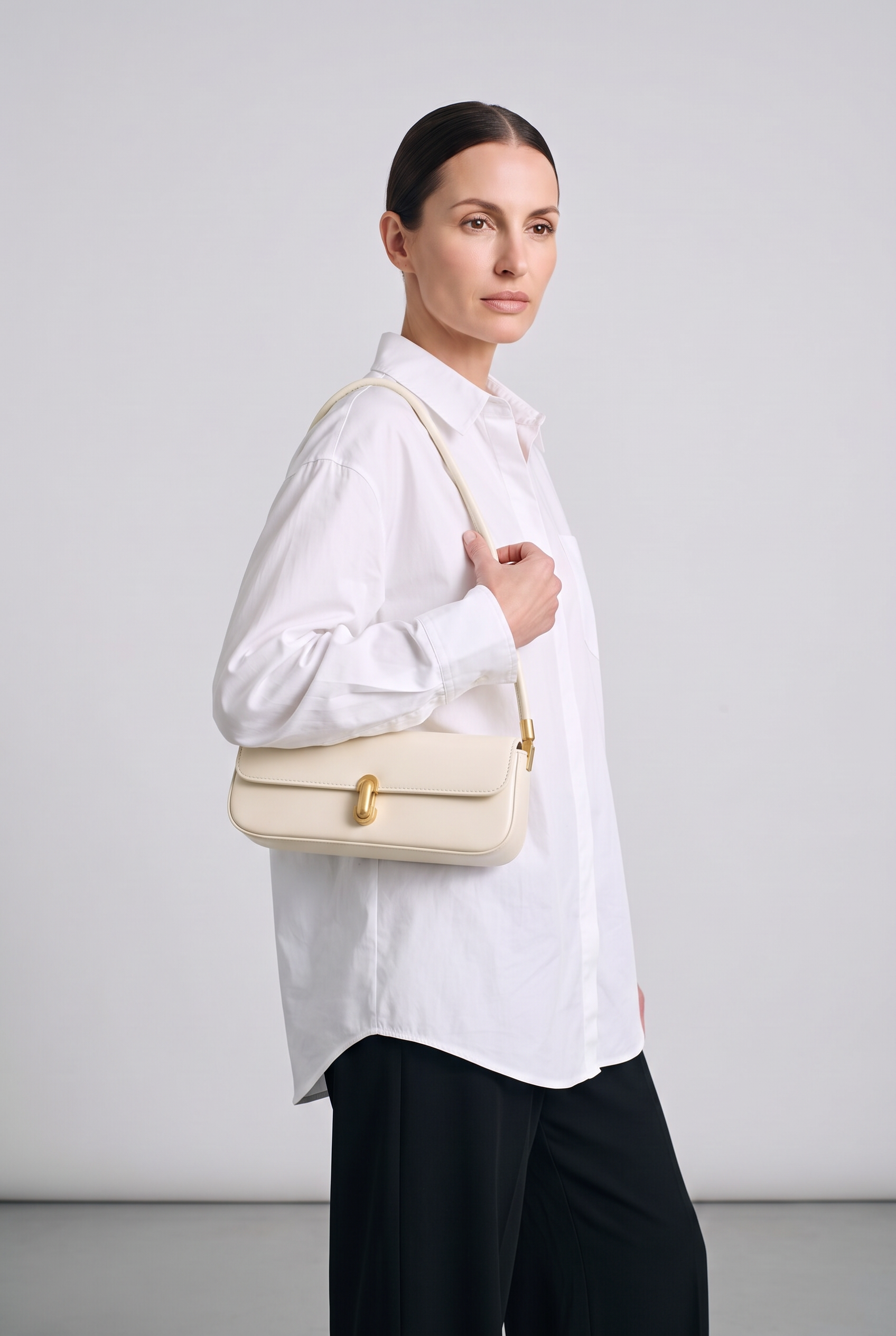 Sac ROMY crème, porté, de face