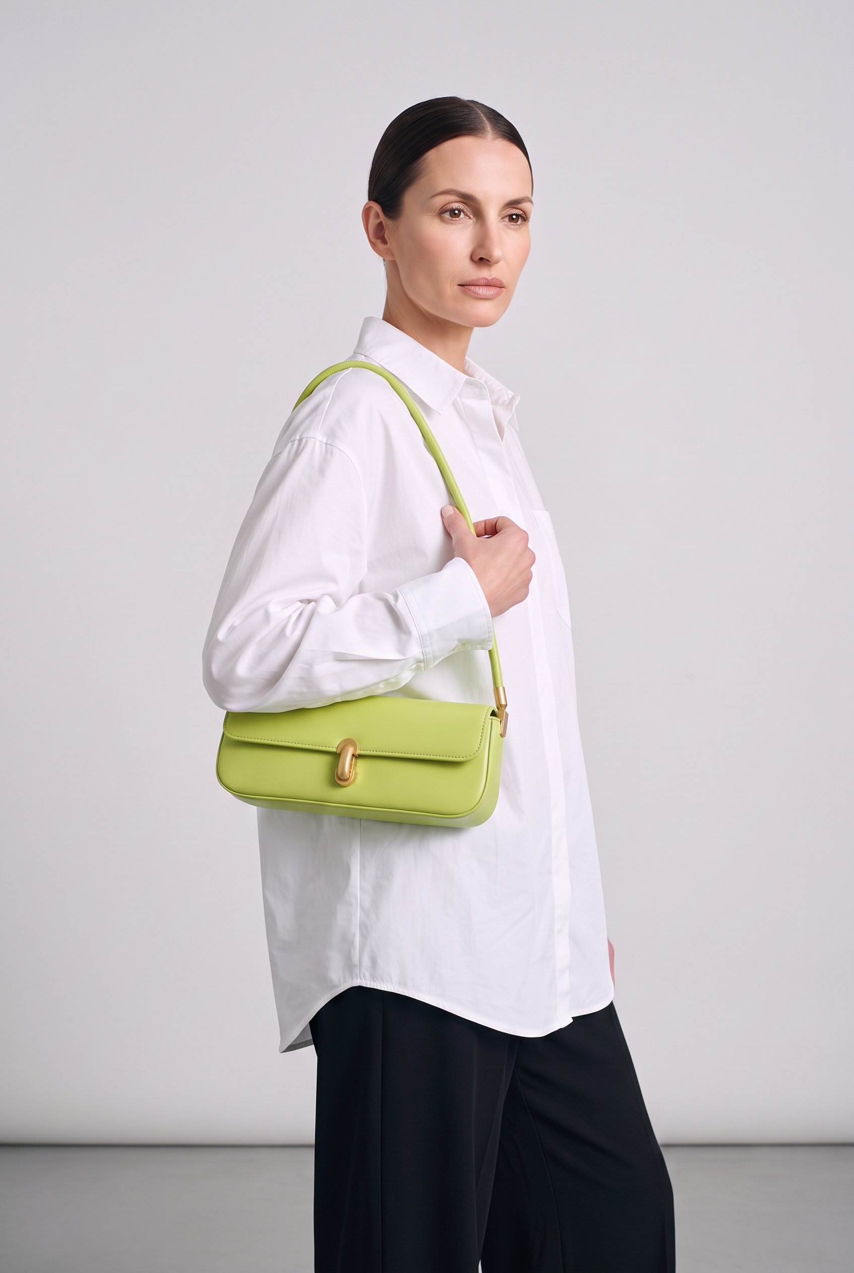Sac ROMY vert anis, porté, de face
